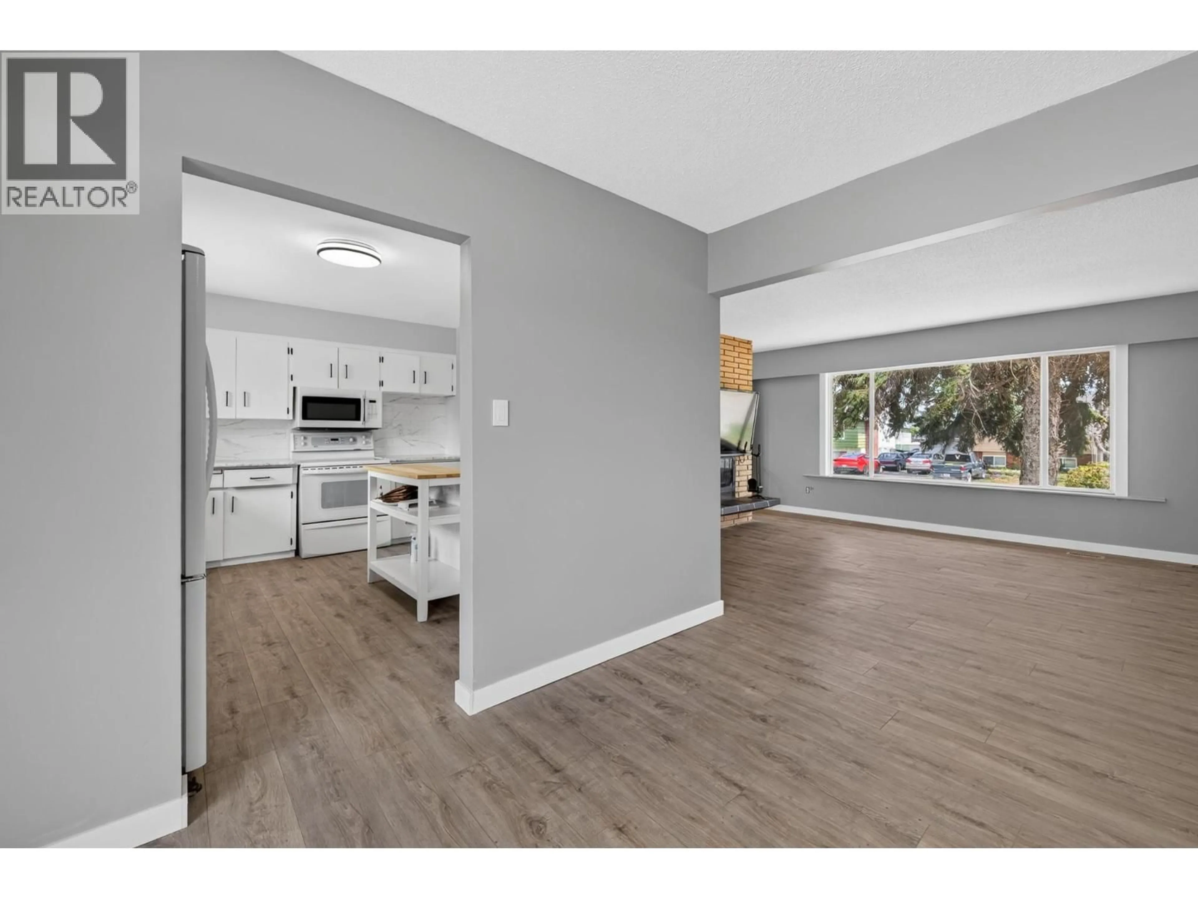 Open concept kitchen, wood/laminate floor for 920 NEWTON STREET, Kamloops British Columbia V2B5J4