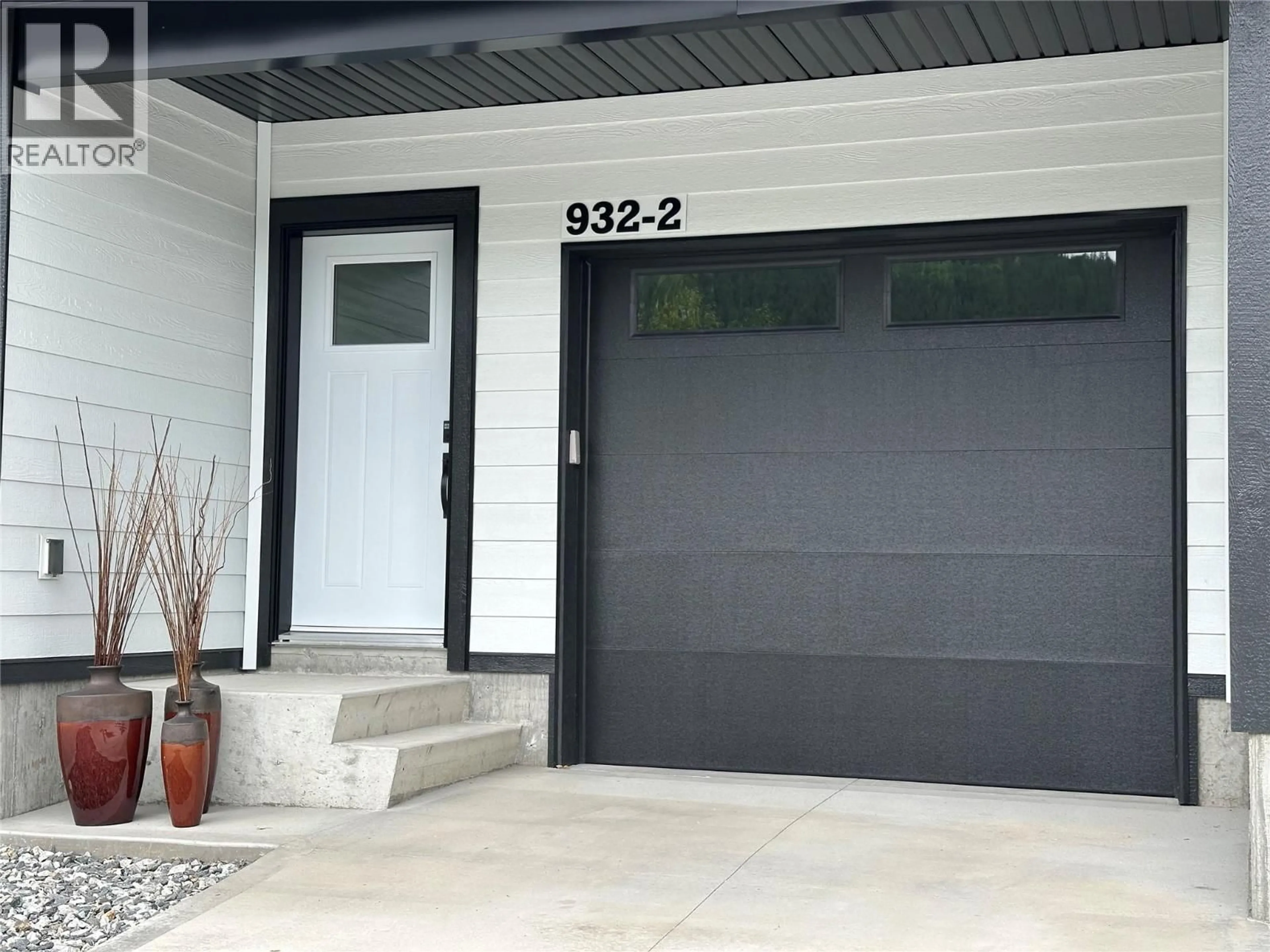 Indoor entryway for 932-2 REDSTONE DRIVE, Rossland British Columbia V0G1Y0