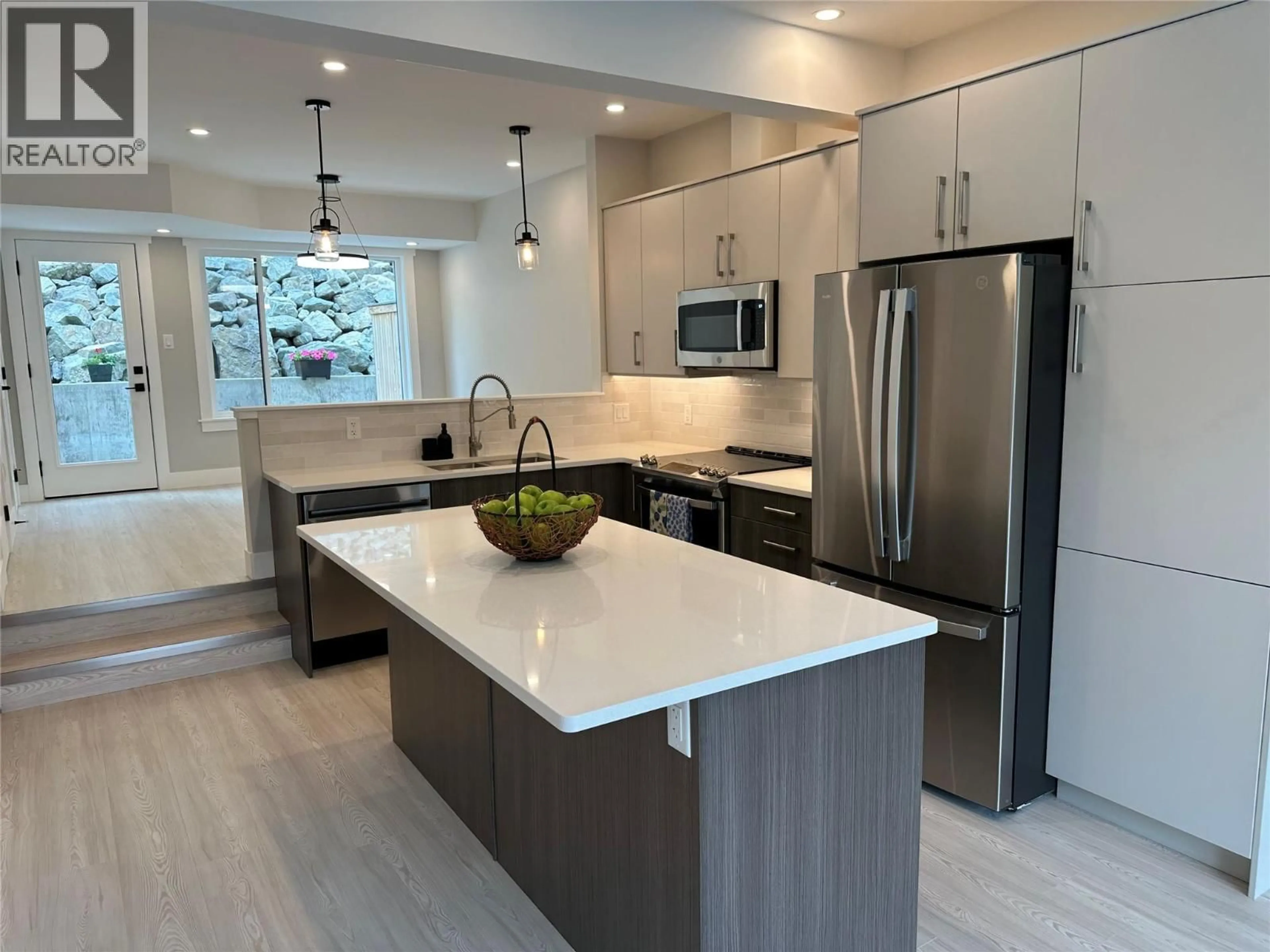 Contemporary kitchen, unknown for 932-2 REDSTONE DRIVE, Rossland British Columbia V0G1Y0