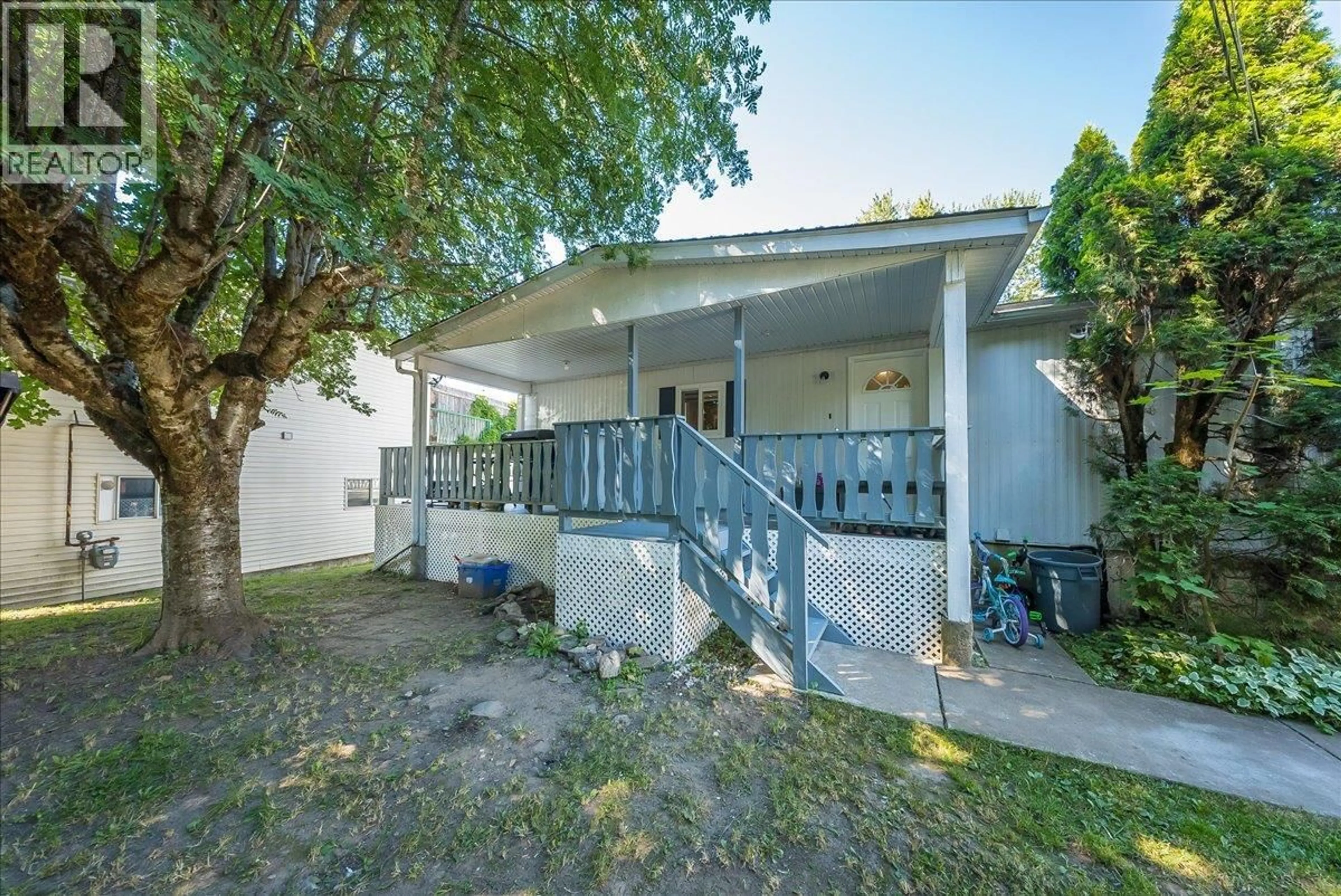 Patio, street for 17 DAVIS AVENUE, Fruitvale British Columbia V0G1L0
