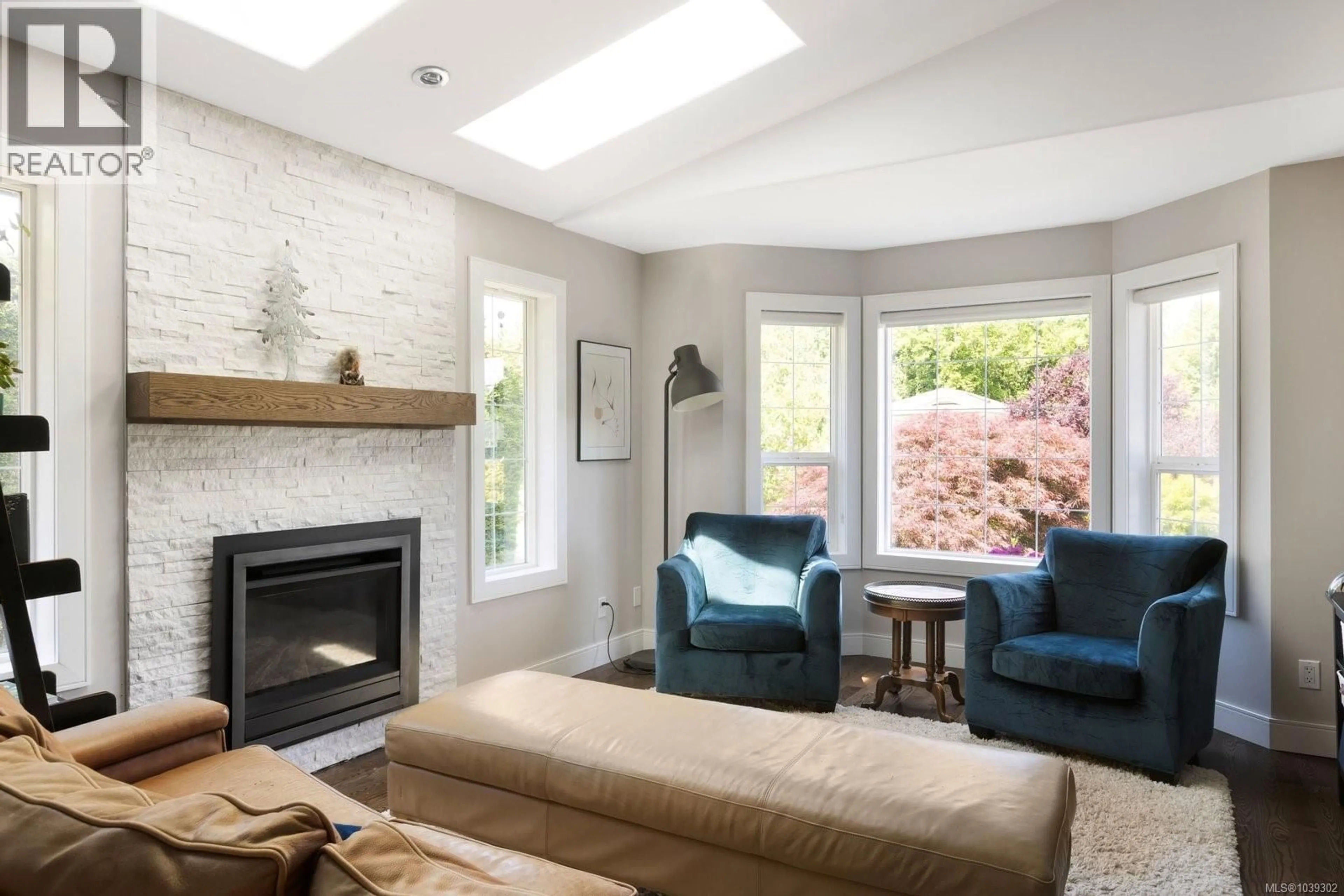 Living room with furniture, unknown for 798 WINDSONG PLACE, Mill Bay British Columbia V0R2P4