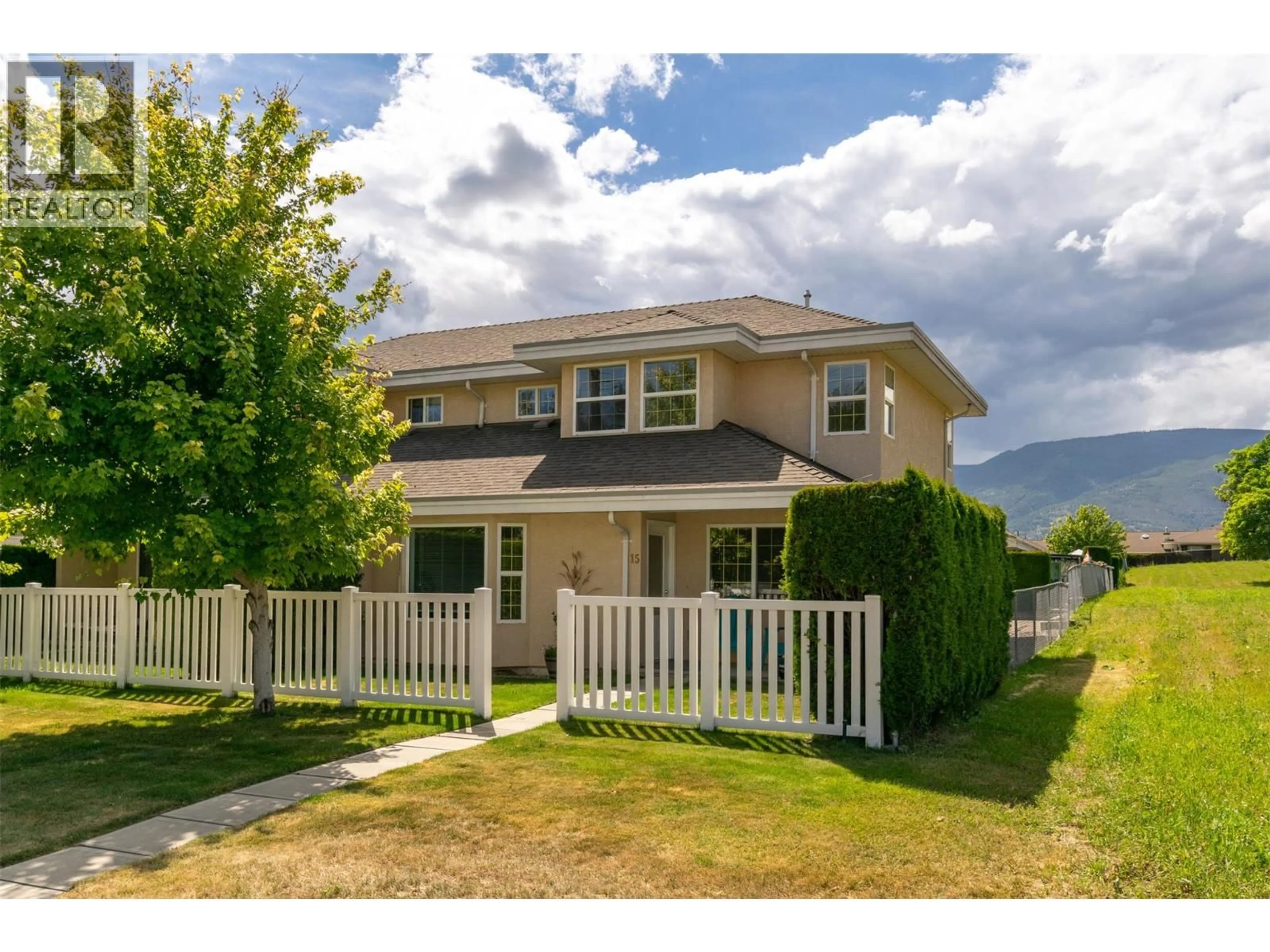 Home with vinyl exterior material, mountain view for 15 - 51 8 AVENUE SOUTHWEST, Salmon Arm British Columbia V1E3L9