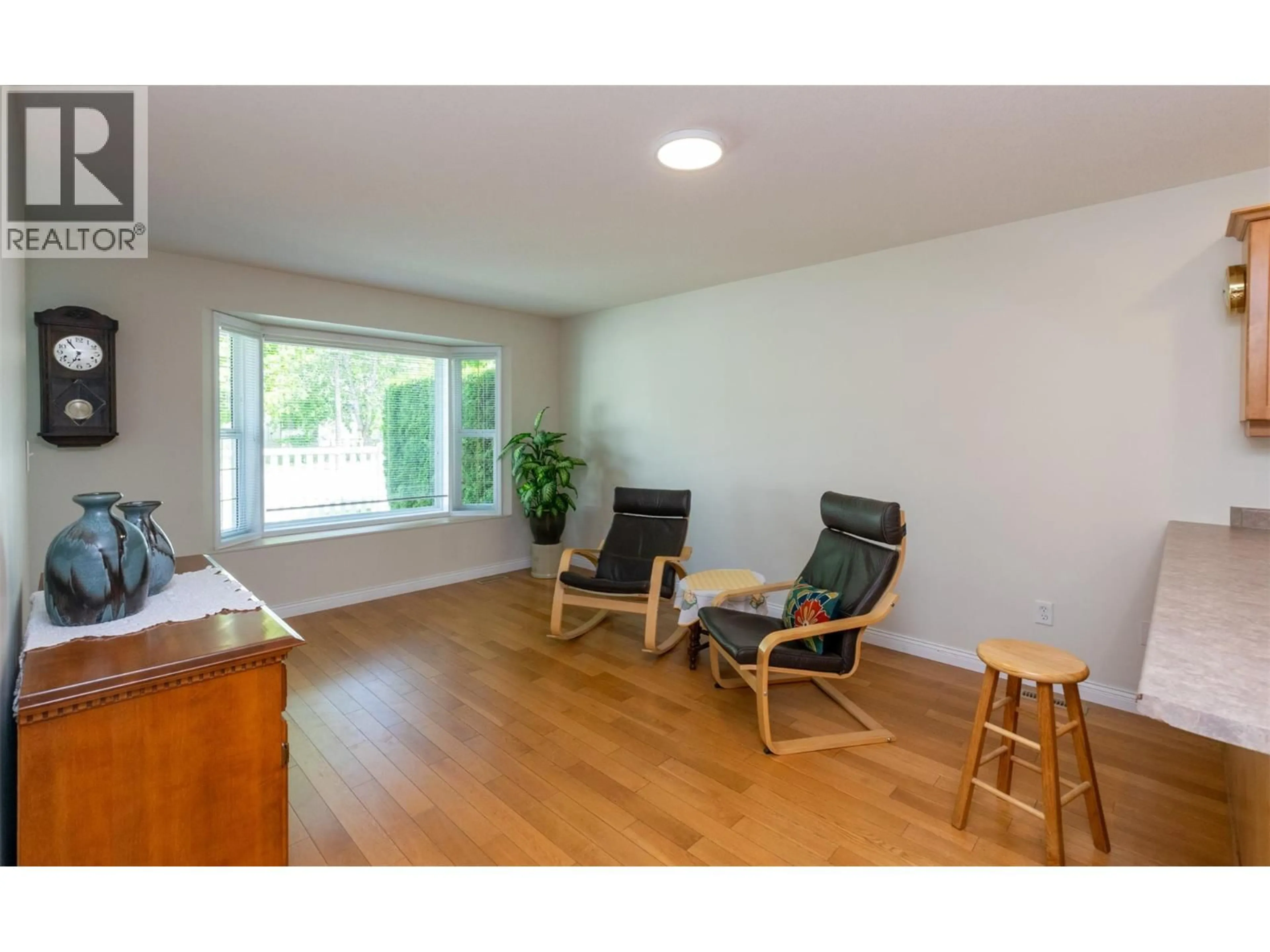 Living room with furniture, wood/laminate floor for 15 - 51 8 AVENUE SOUTHWEST, Salmon Arm British Columbia V1E3L9