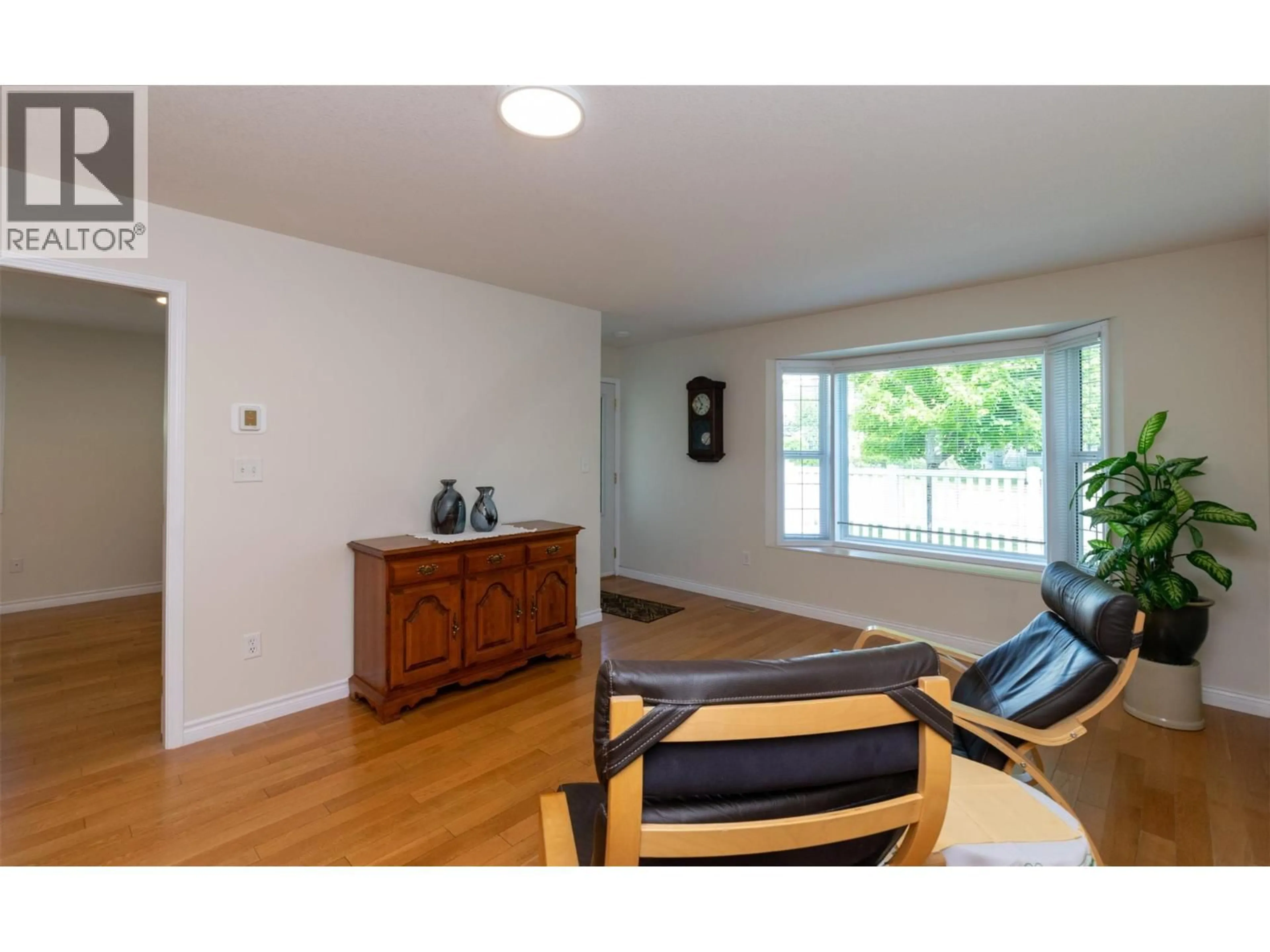 Living room with furniture, wood/laminate floor for 15 - 51 8 AVENUE SOUTHWEST, Salmon Arm British Columbia V1E3L9
