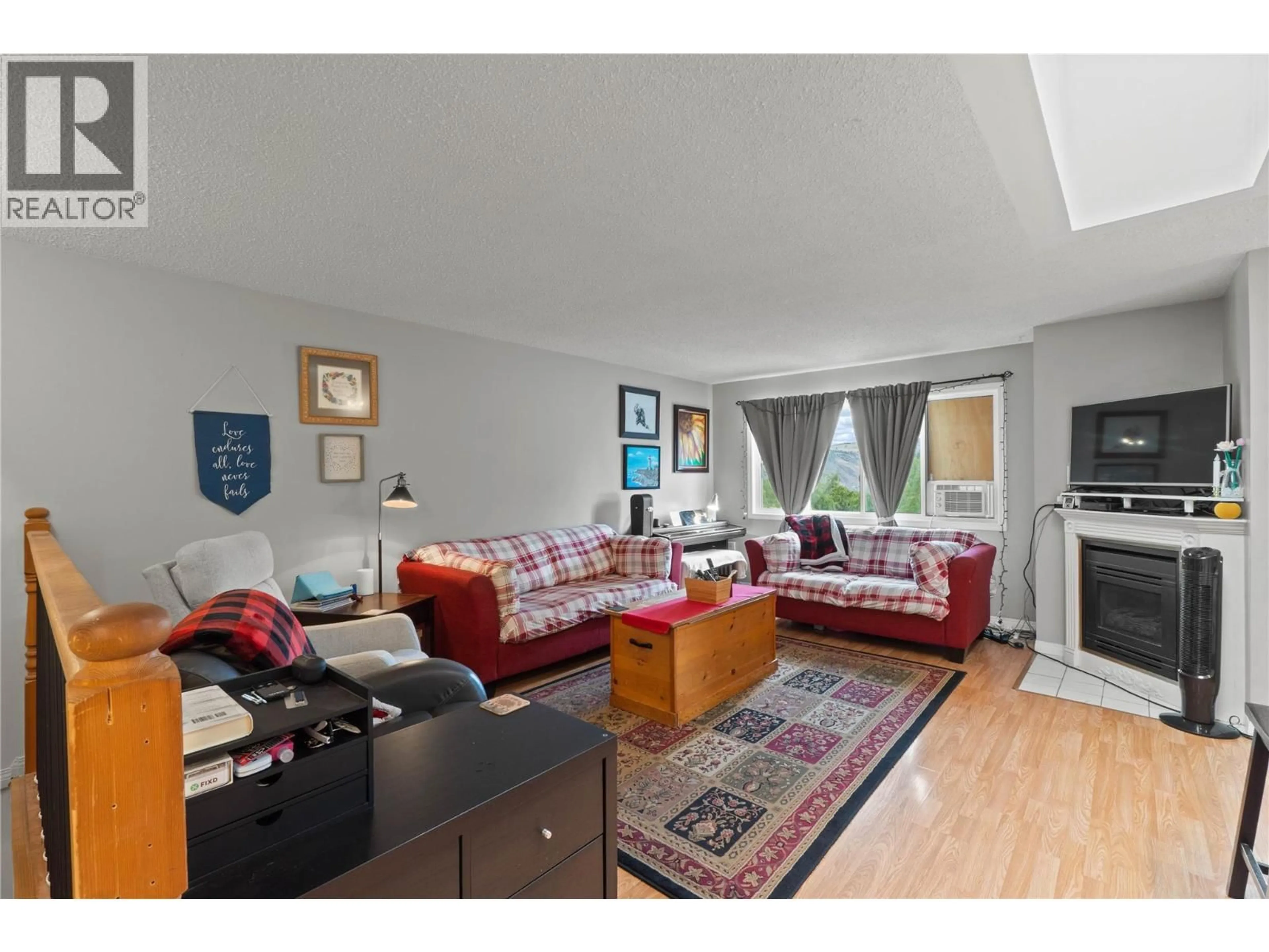 Living room with furniture, unknown for 333 WADDINGTON DRIVE, Kamloops British Columbia V2E1S3