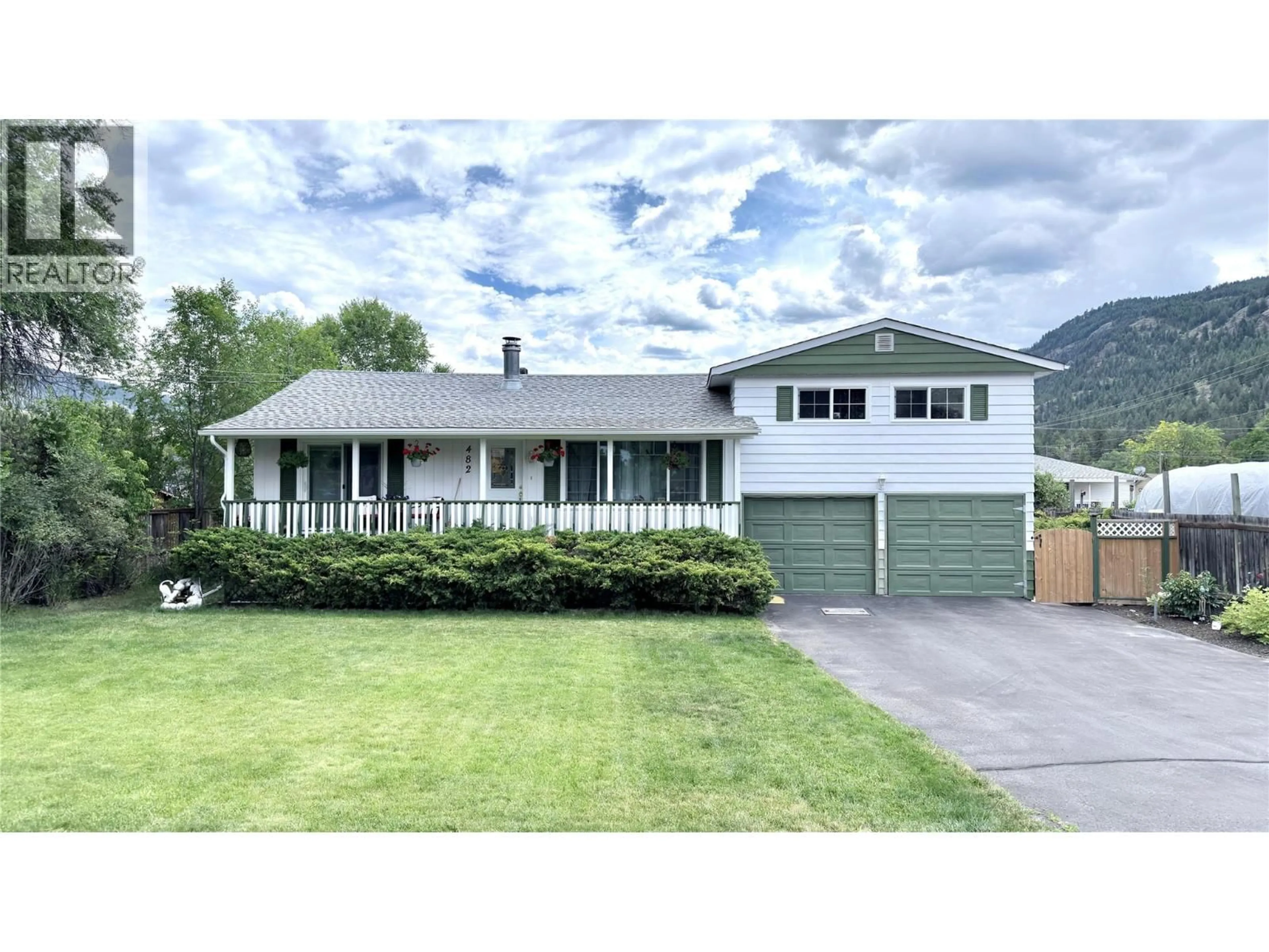 Home with vinyl exterior material, street for 482 SIXTH AVENUE, Midway British Columbia V0H1M0
