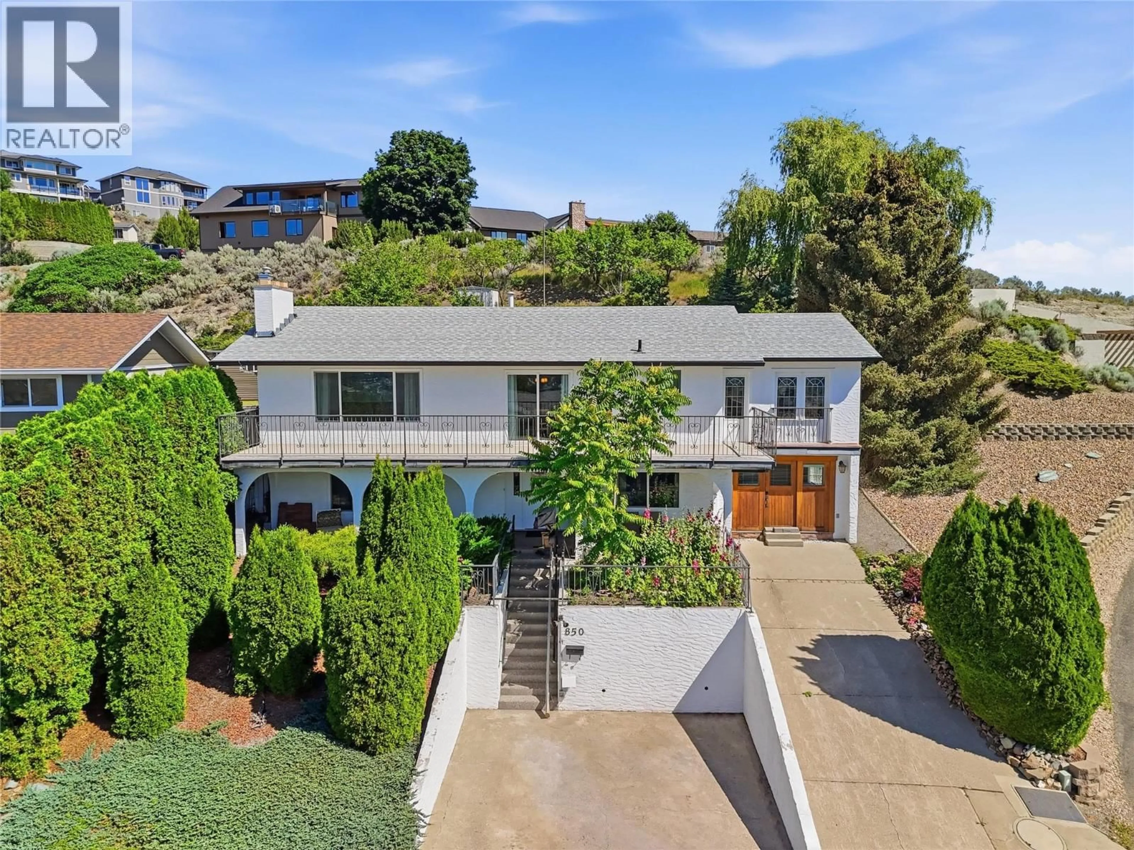 A pic from outside/outdoor area/front of a property/back of a property/a pic from drone, street for 850 NORVIEW ROAD, Kamloops British Columbia V2B3G9