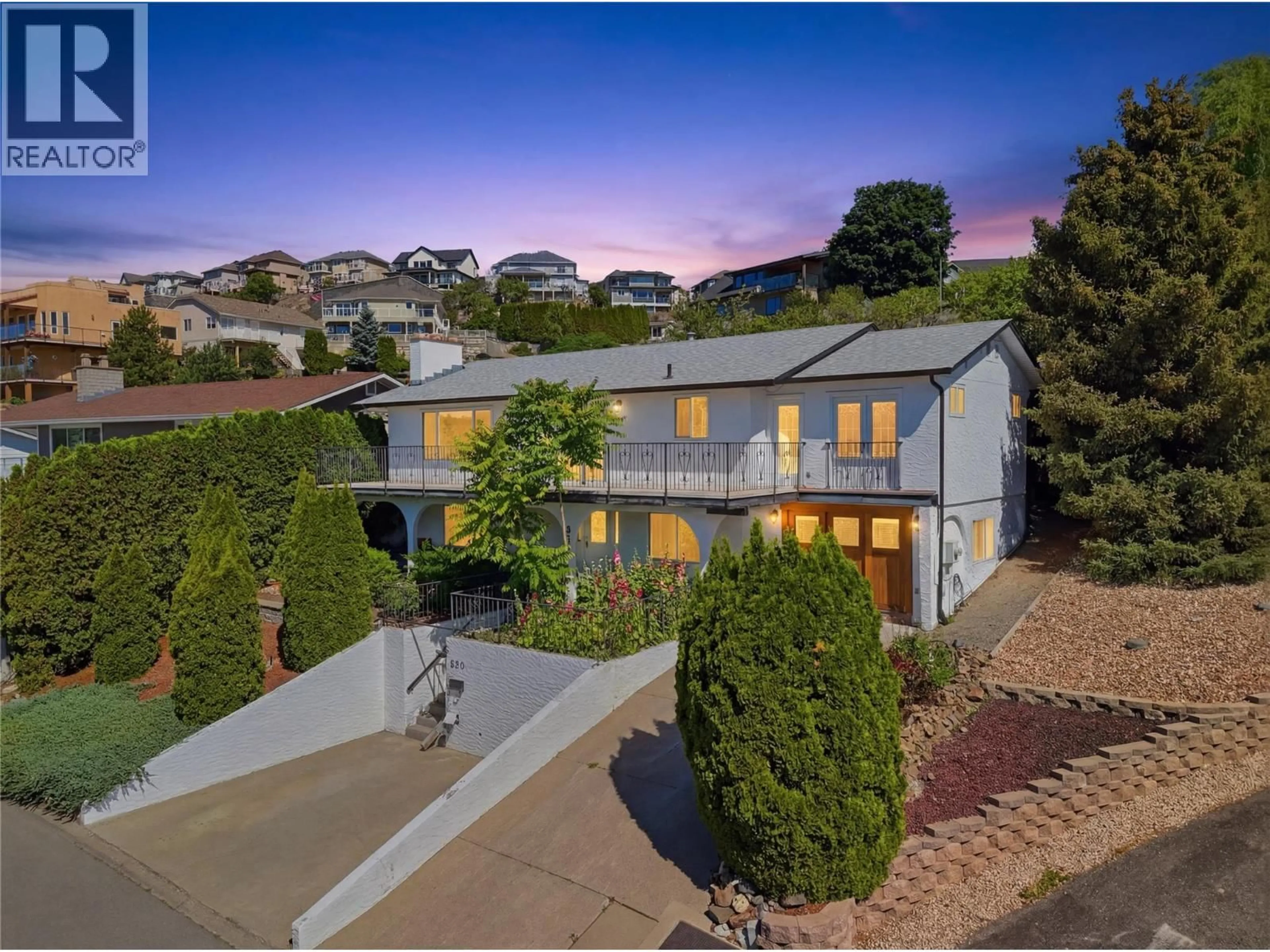 A pic from outside/outdoor area/front of a property/back of a property/a pic from drone, street for 850 NORVIEW ROAD, Kamloops British Columbia V2B3G9