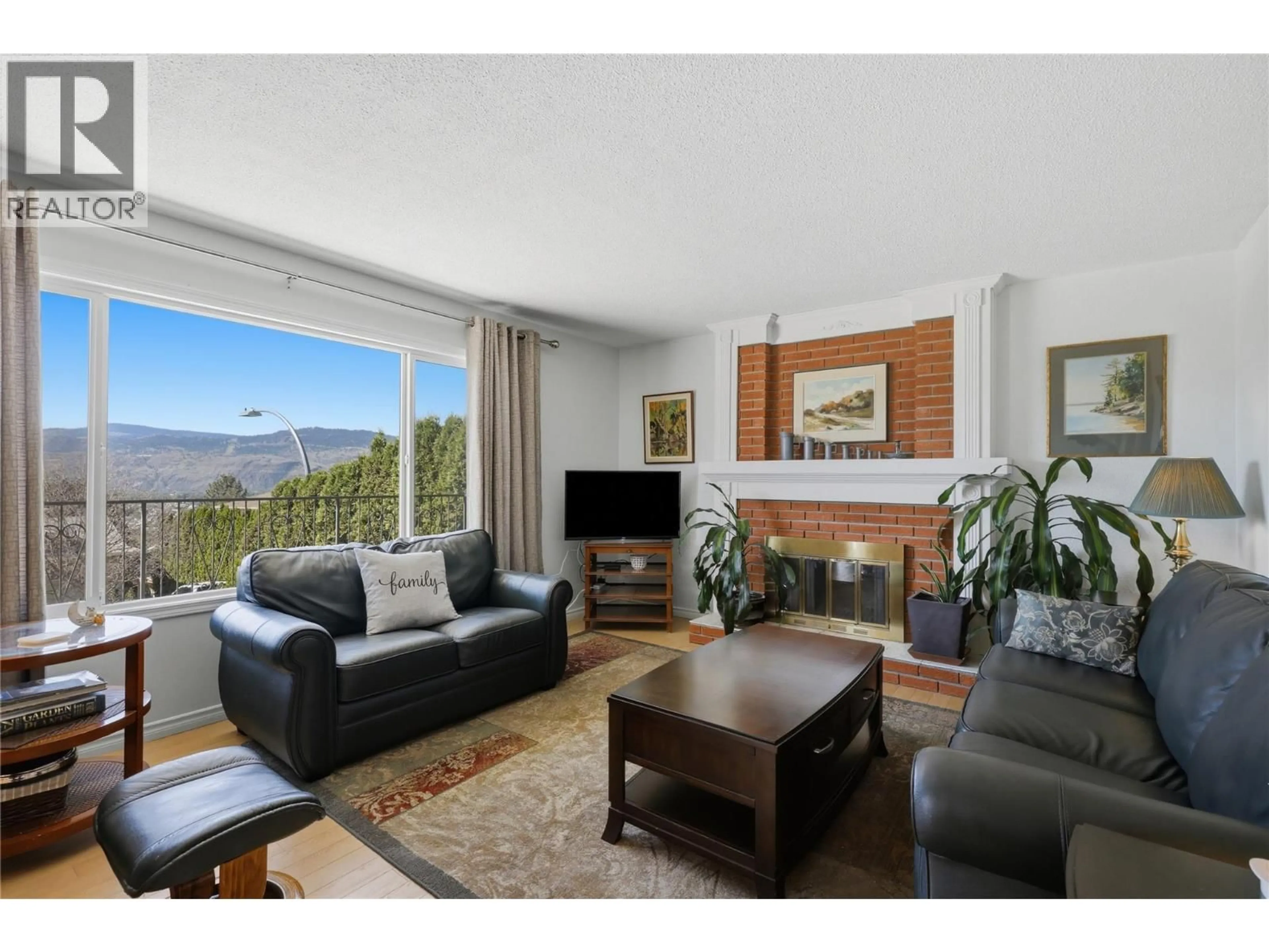 Living room with furniture, wood/laminate floor for 850 NORVIEW ROAD, Kamloops British Columbia V2B3G9