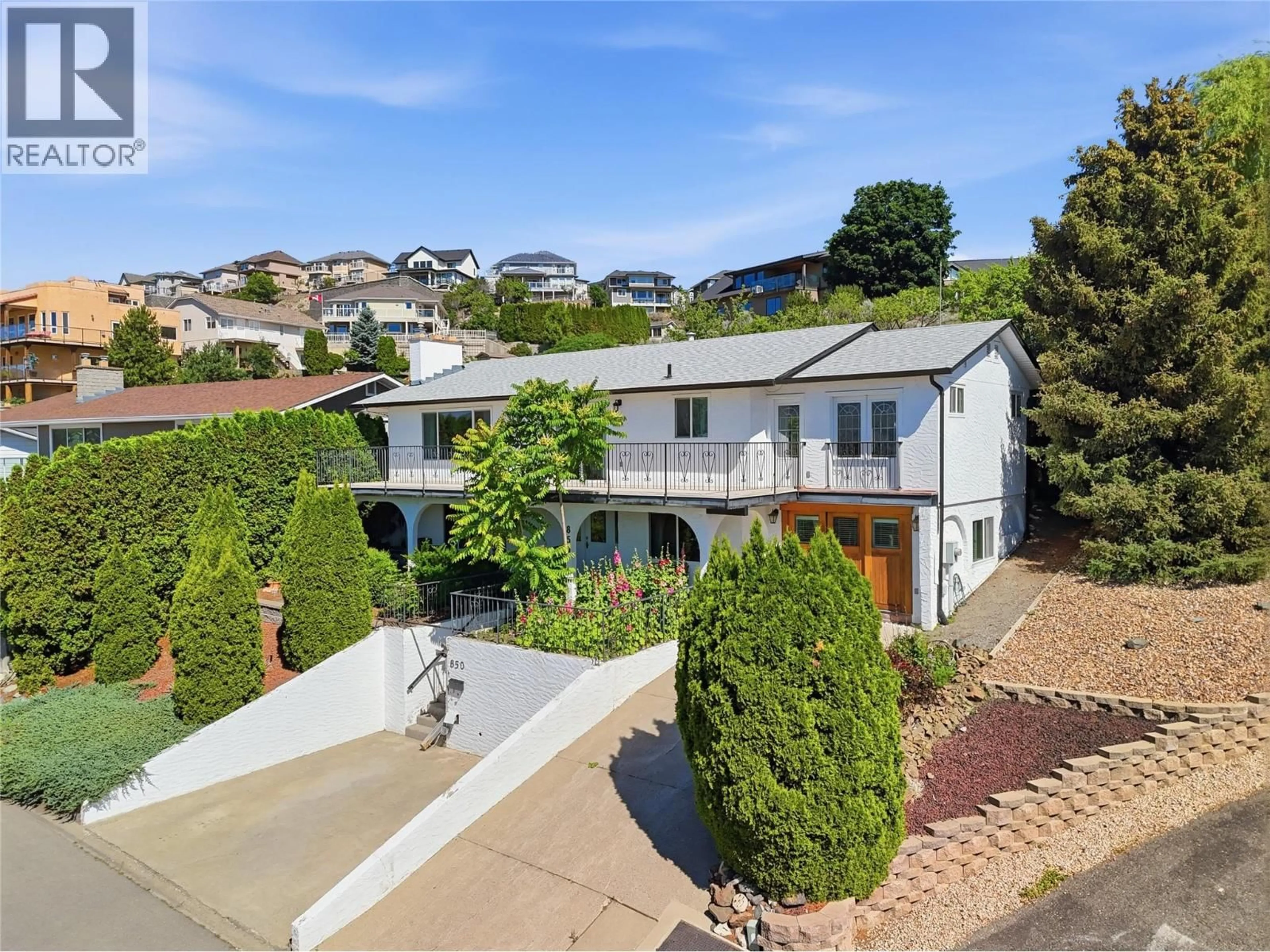 A pic from outside/outdoor area/front of a property/back of a property/a pic from drone, street for 850 NORVIEW ROAD, Kamloops British Columbia V2B3G9