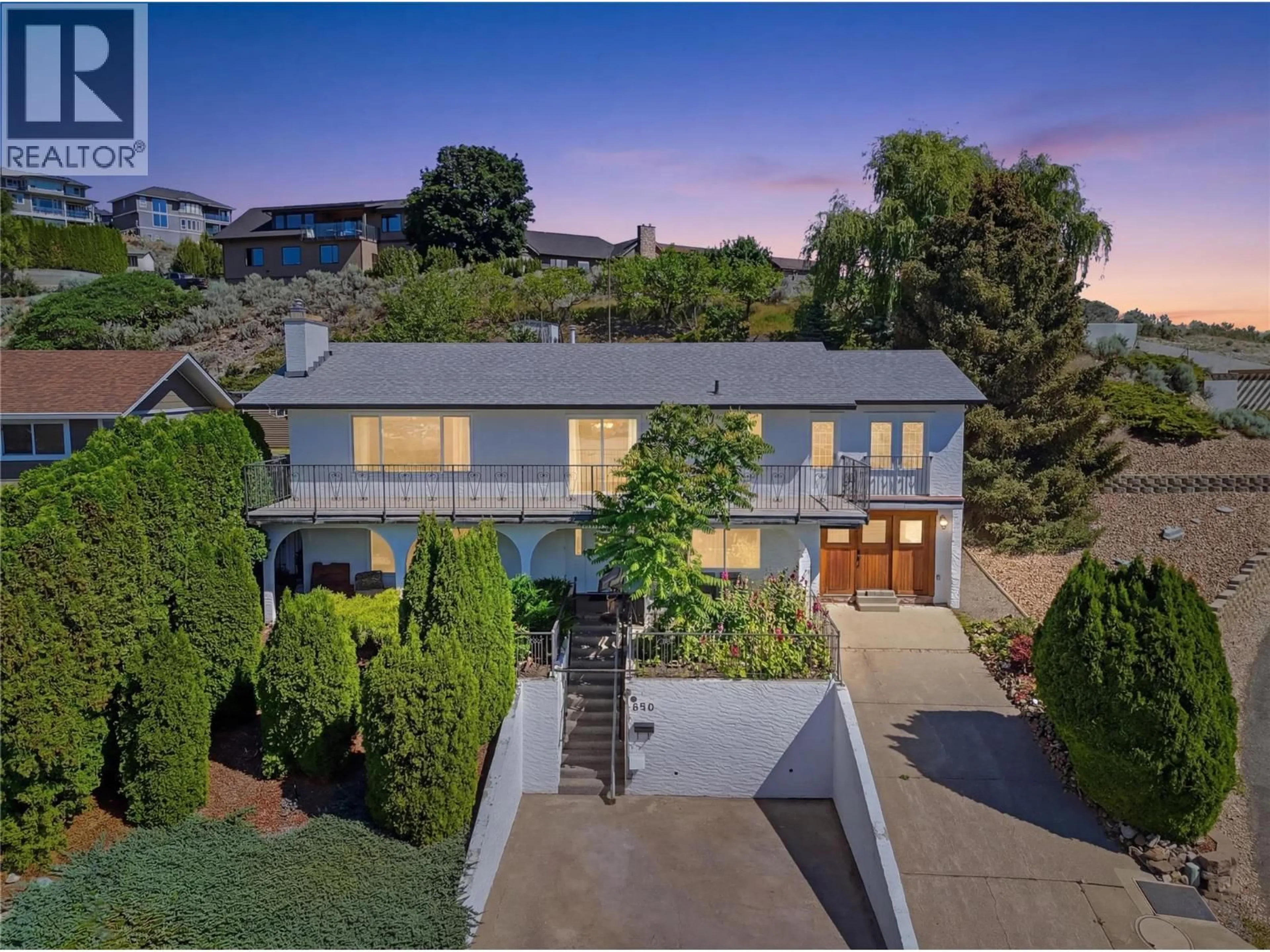 A pic from outside/outdoor area/front of a property/back of a property/a pic from drone, street for 850 NORVIEW ROAD, Kamloops British Columbia V2B3G9