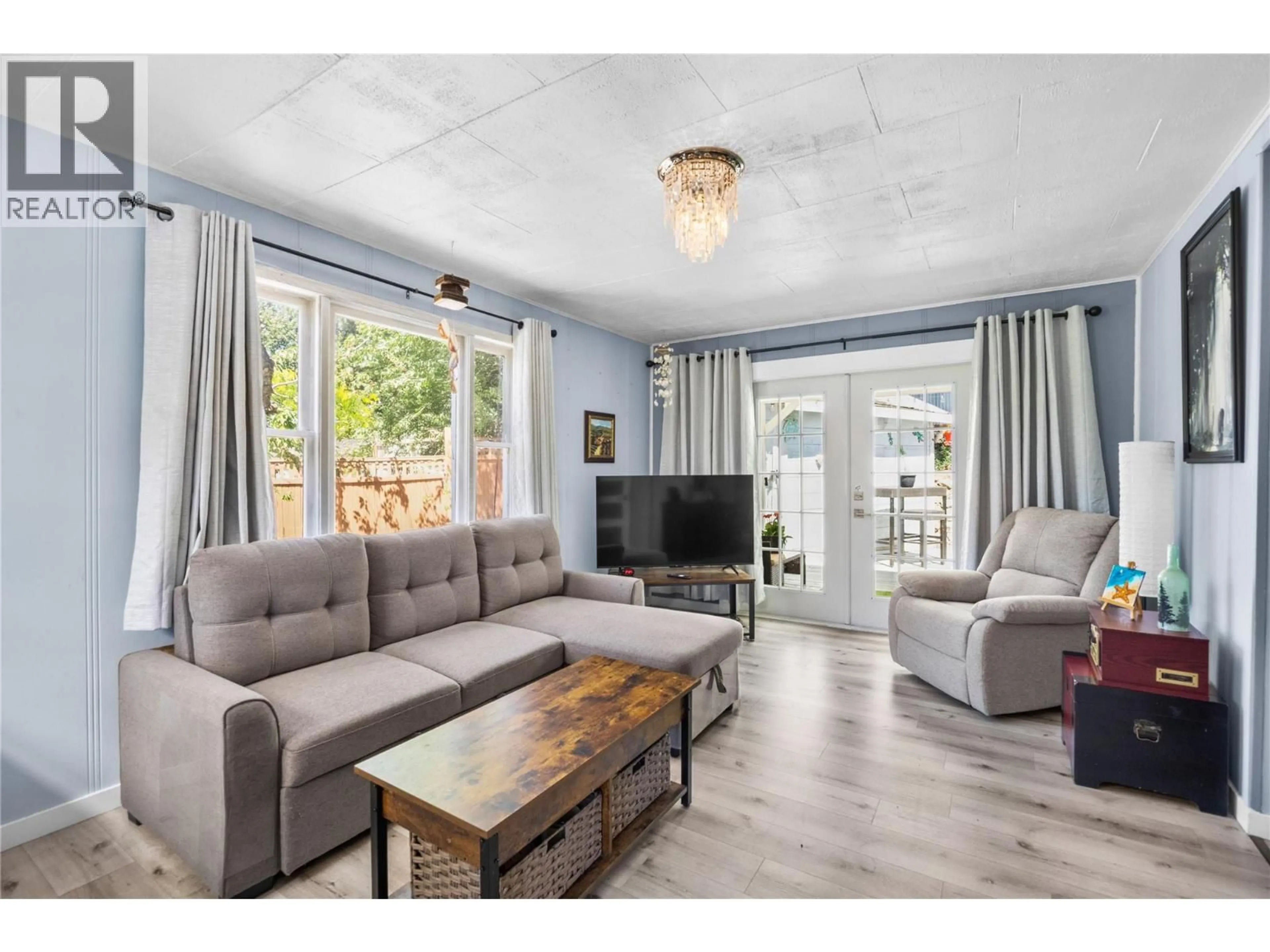 Living room with furniture, unknown for 708 MOSLEY PLACE, Okanagan Falls British Columbia V0H1R5