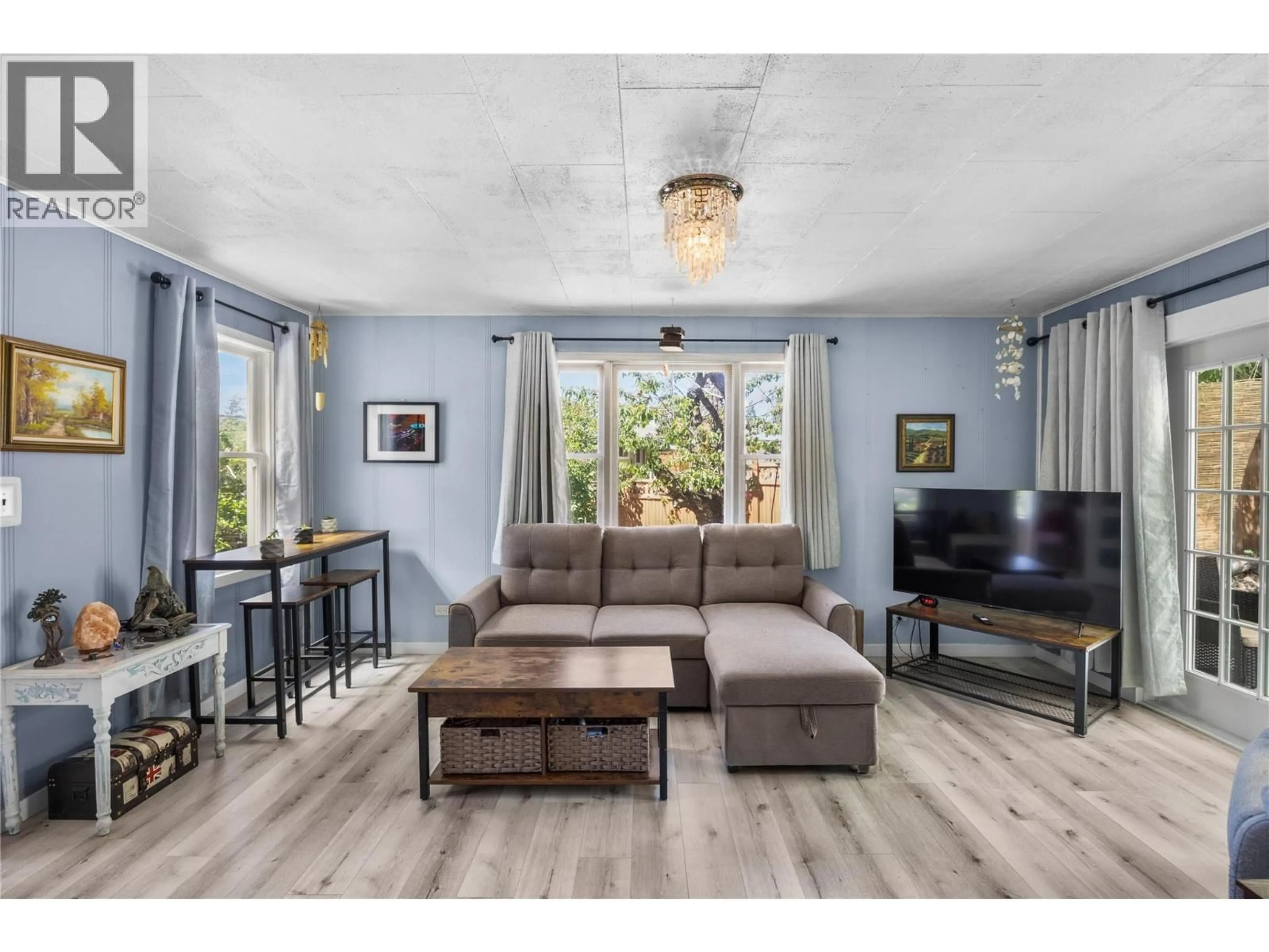 Living room with furniture, wood/laminate floor for 708 MOSLEY PLACE, Okanagan Falls British Columbia V0H1R5