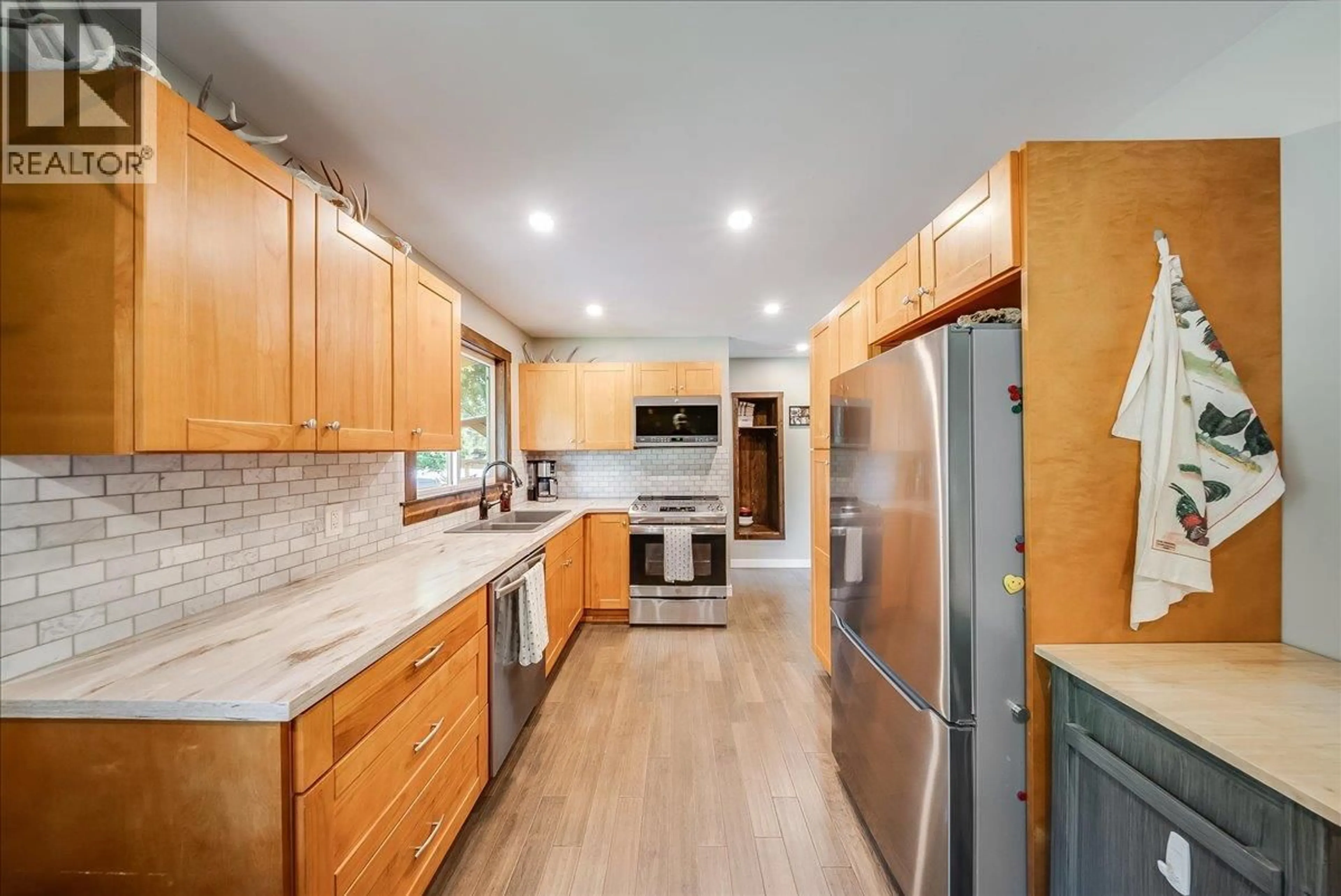 Open concept kitchen, unknown for 526 12TH AVENUE, Genelle British Columbia V0G1G0