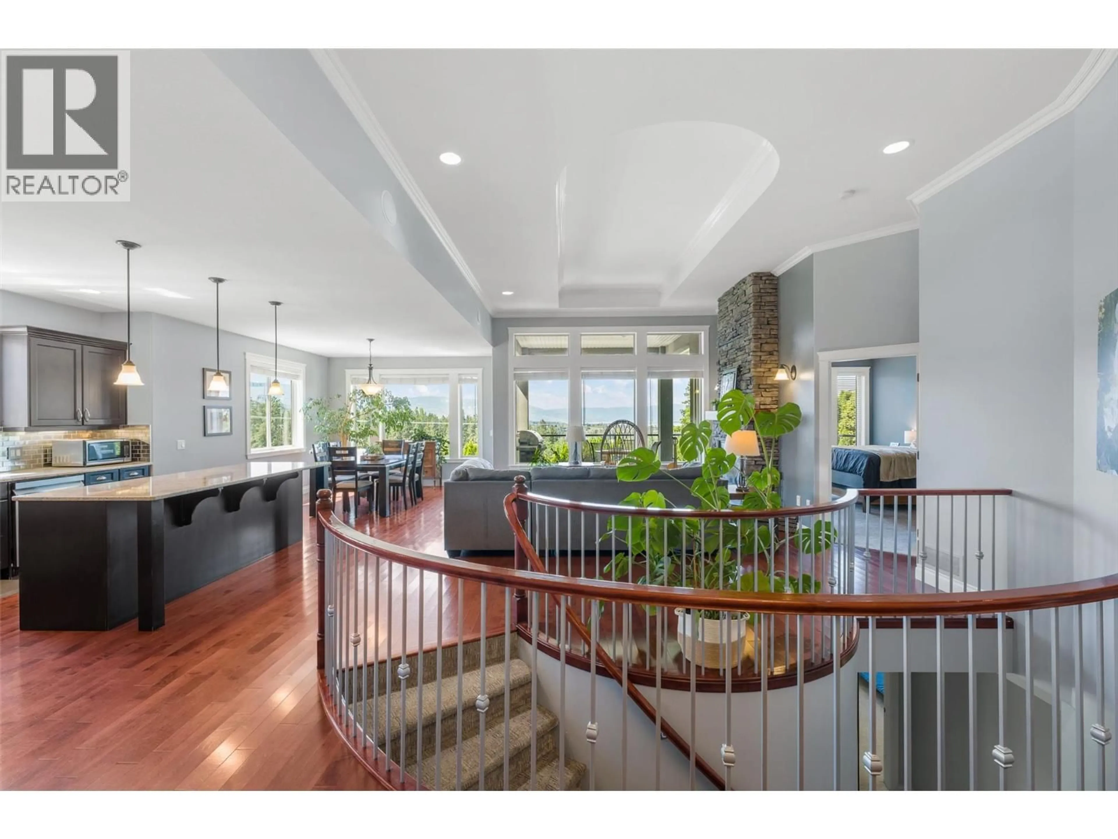 Indoor foyer for 1090 HUME AVENUE, Kelowna British Columbia V1P1P2