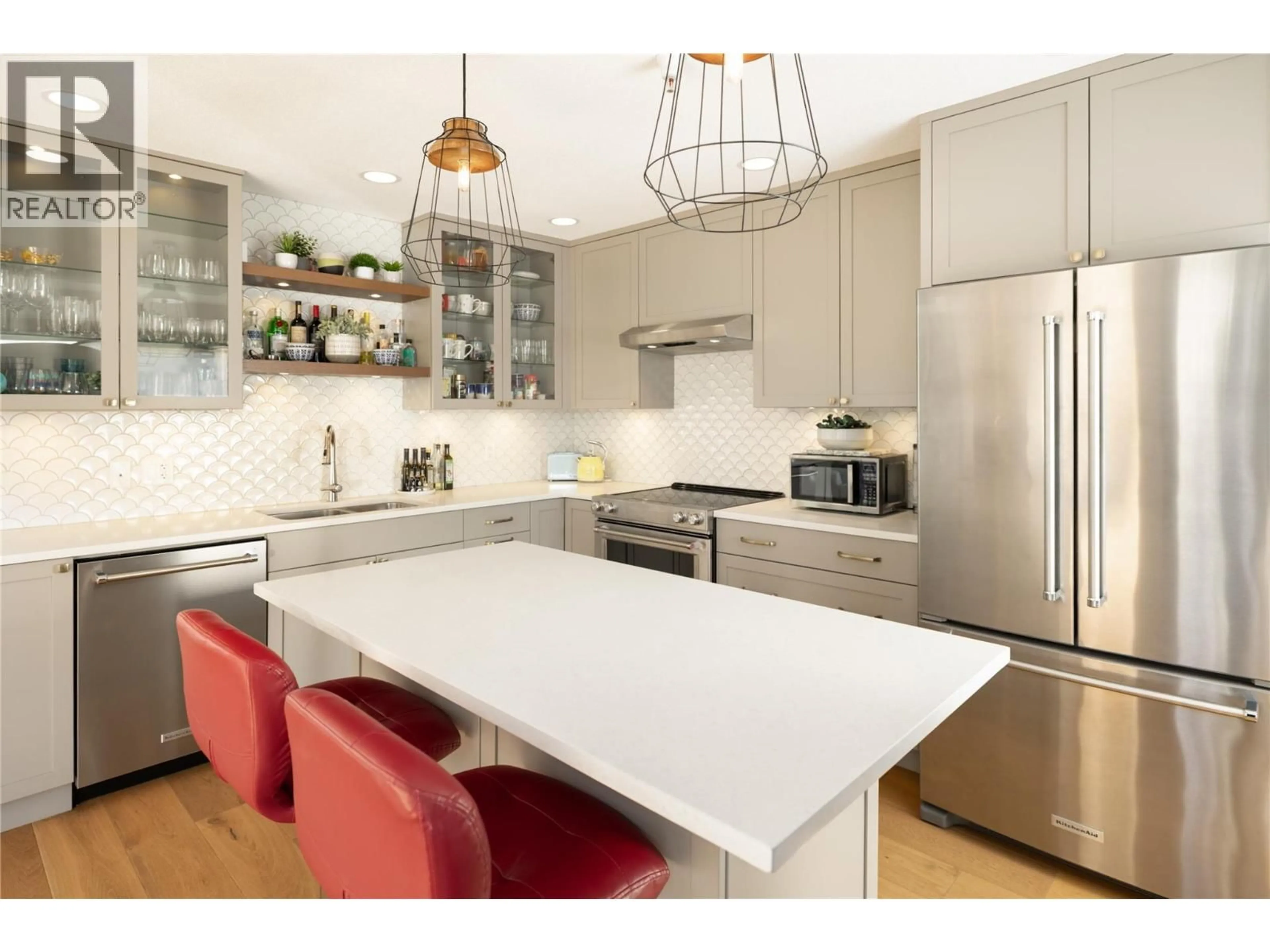 Contemporary kitchen, unknown for 305 - 4004 BLUEBIRD ROAD, Kelowna British Columbia V1W1X6