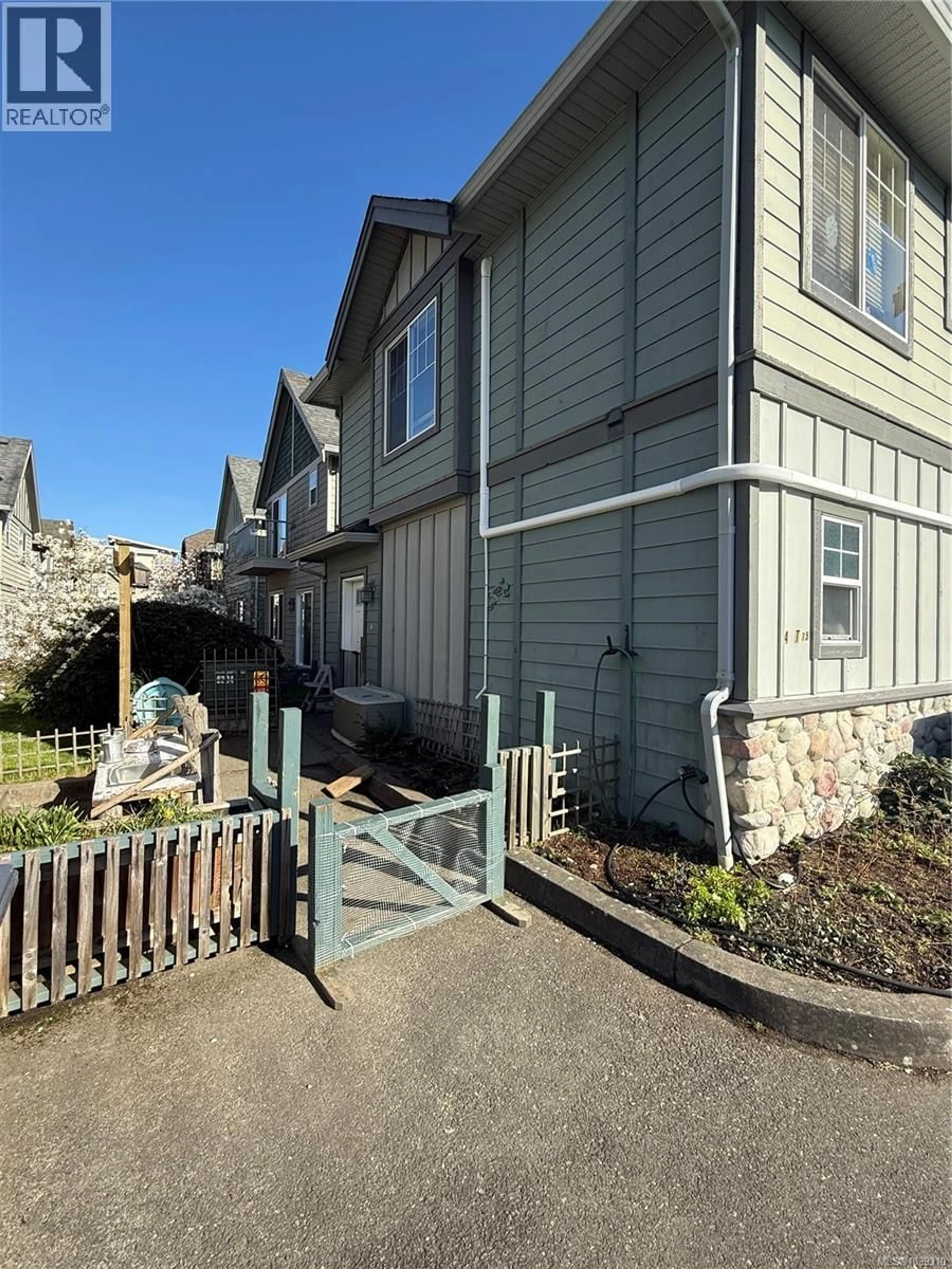 A pic from outside/outdoor area/front of a property/back of a property/a pic from drone, street for 15 - 1182 COLVILLE ROAD, Esquimalt British Columbia V9A4P7