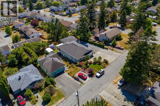 555 LEASIDE AVENUE, Saanich 2