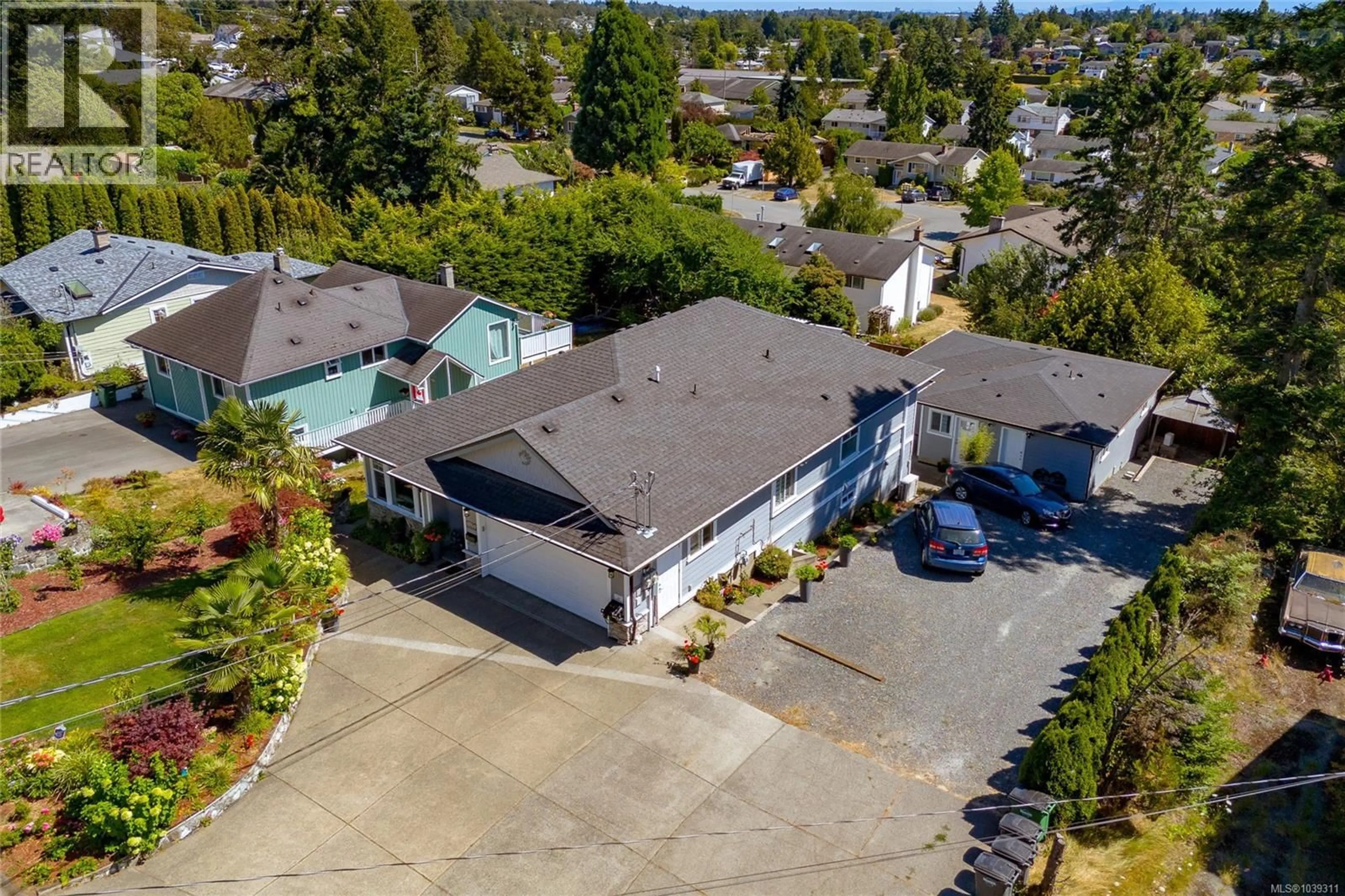 A pic from outside/outdoor area/front of a property/back of a property/a pic from drone, street for 555 LEASIDE AVENUE, Saanich British Columbia V8Z2K9