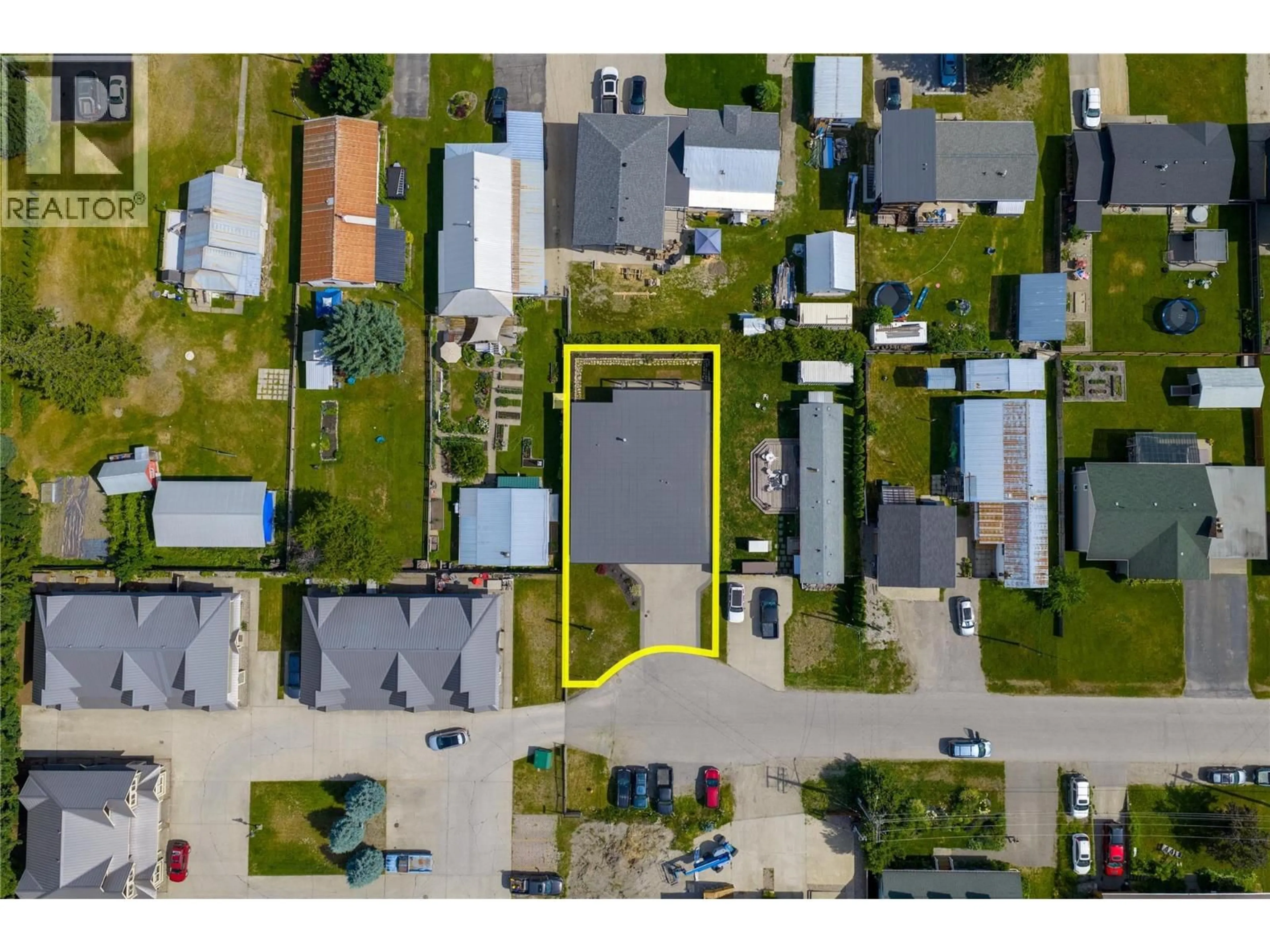 A pic from outside/outdoor area/front of a property/back of a property/a pic from drone, street for 702 CENTER STREET, Revelstoke British Columbia V0E2S0