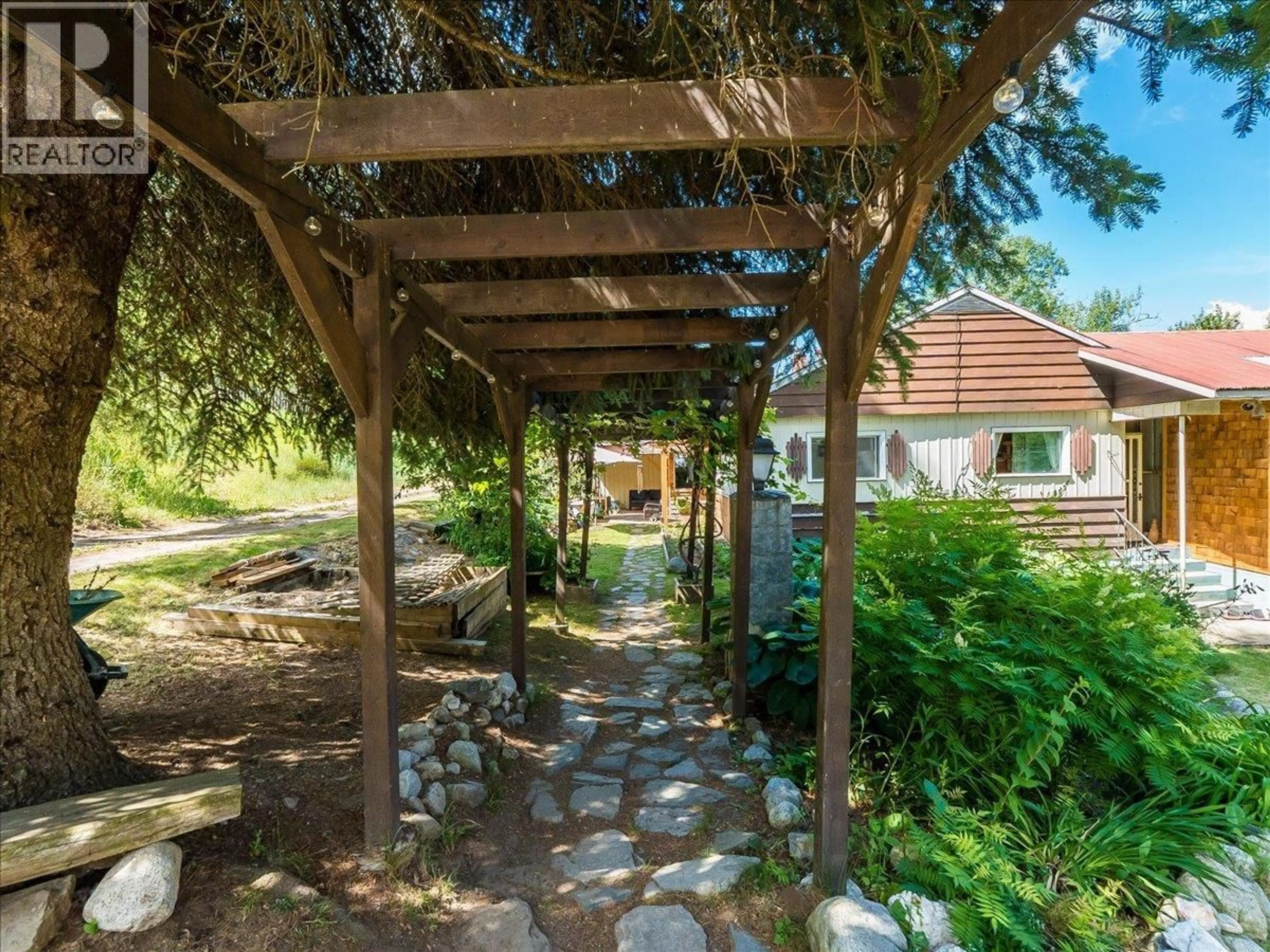 Patio, street for 3088 FOFONOW ROAD, Nelson British Columbia V1L6Y5