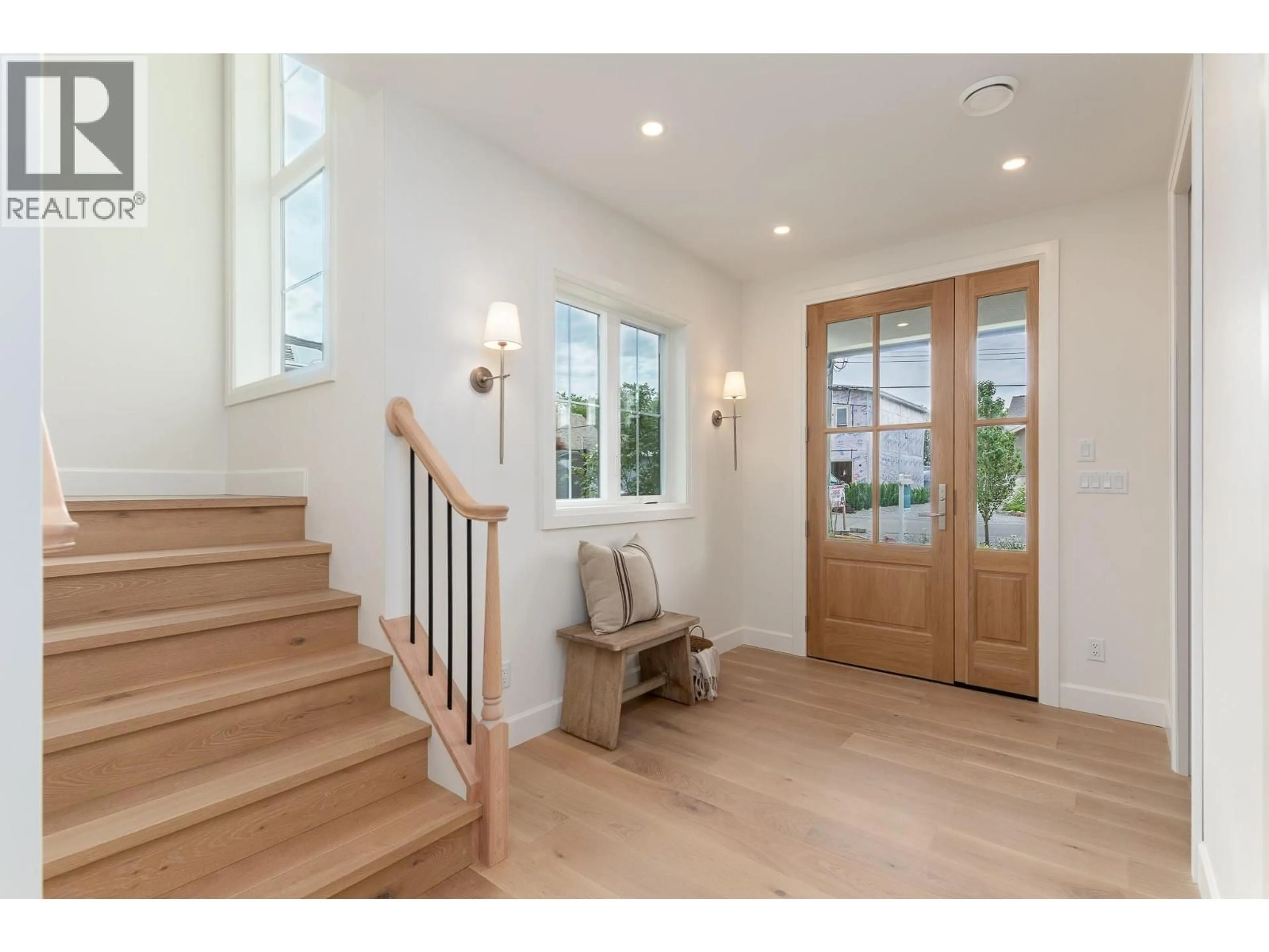 Indoor entryway for 1502 LAIDLAW STREET, Summerland British Columbia V0H1Z9