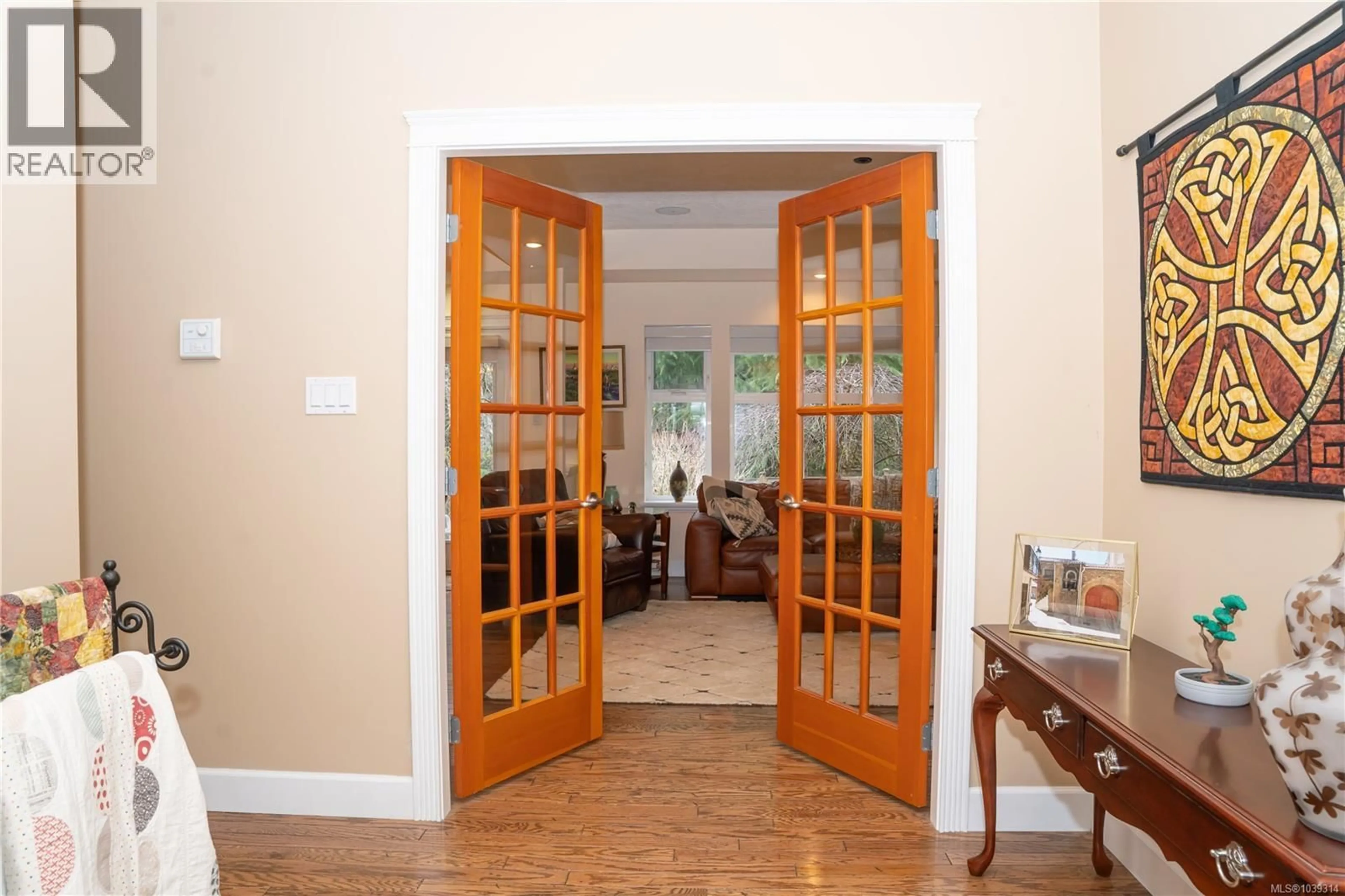 Indoor foyer for 2514 KINNOULL CRESCENT, Mill Bay British Columbia V8H1H3