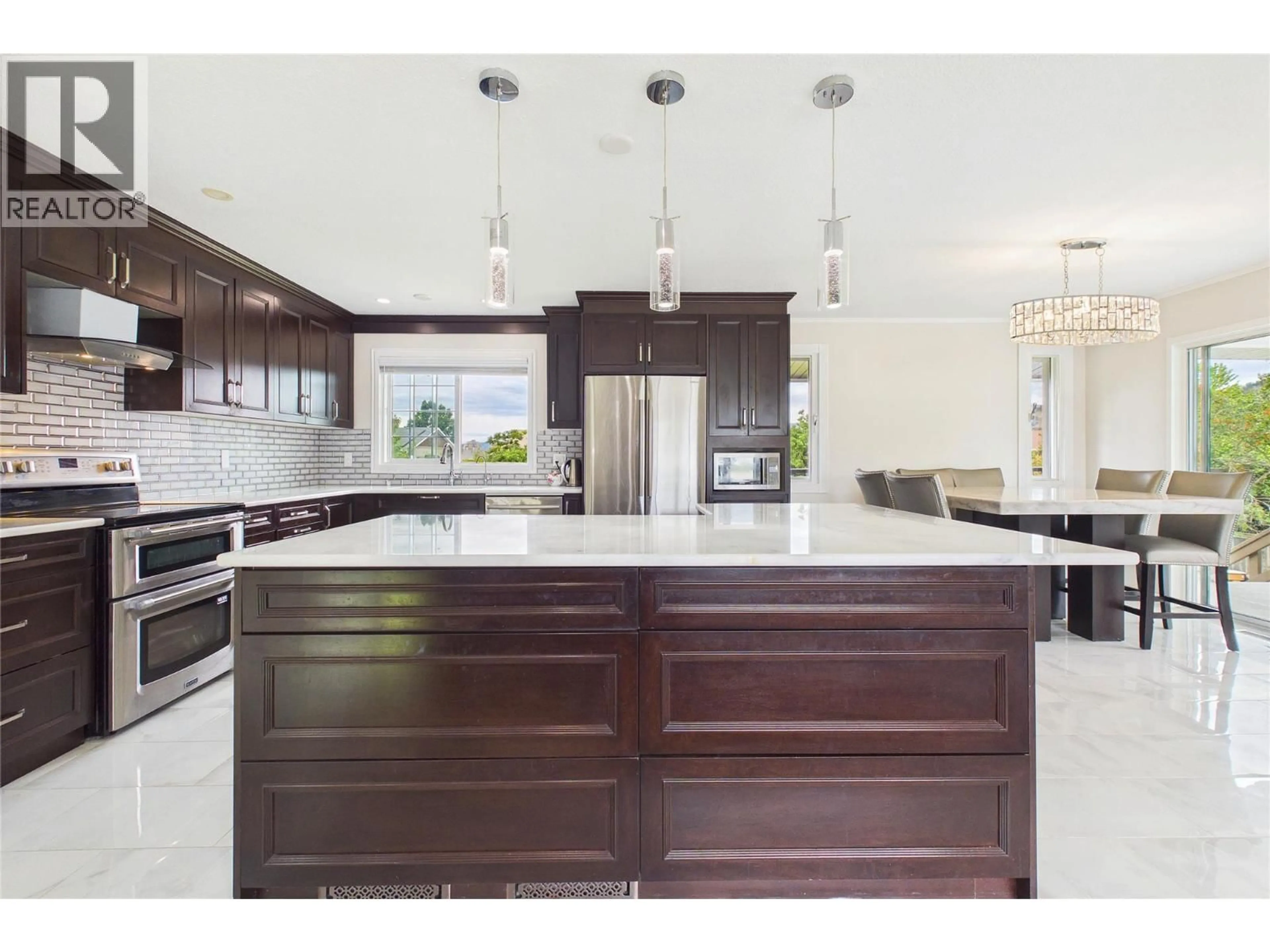 Contemporary kitchen, unknown for 610 ZIPRICK ROAD, Kelowna British Columbia V1X5R5