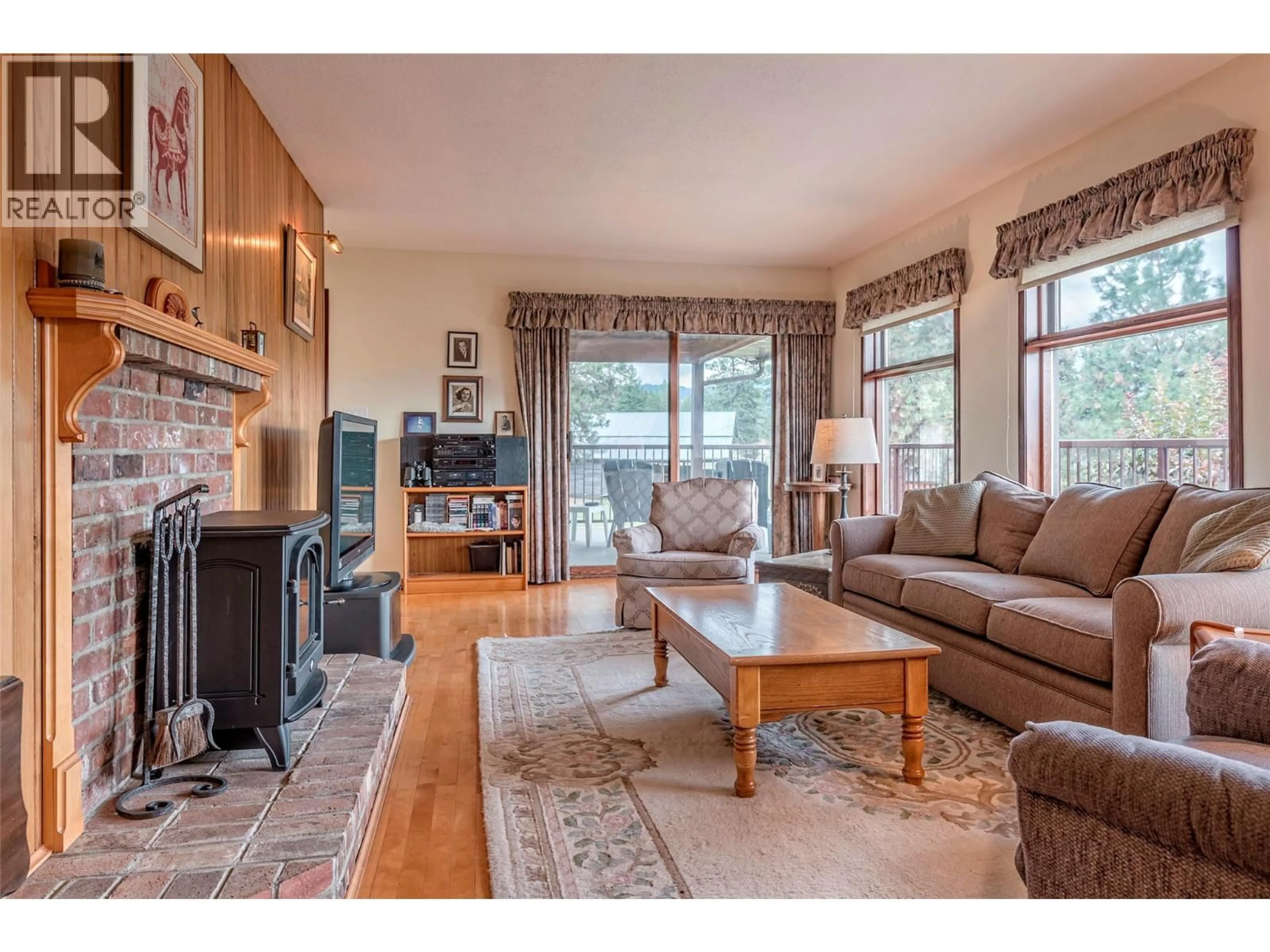 Living room with furniture, unknown for 2150 RASHDALE ROAD, Spallumcheen British Columbia V0E1B4