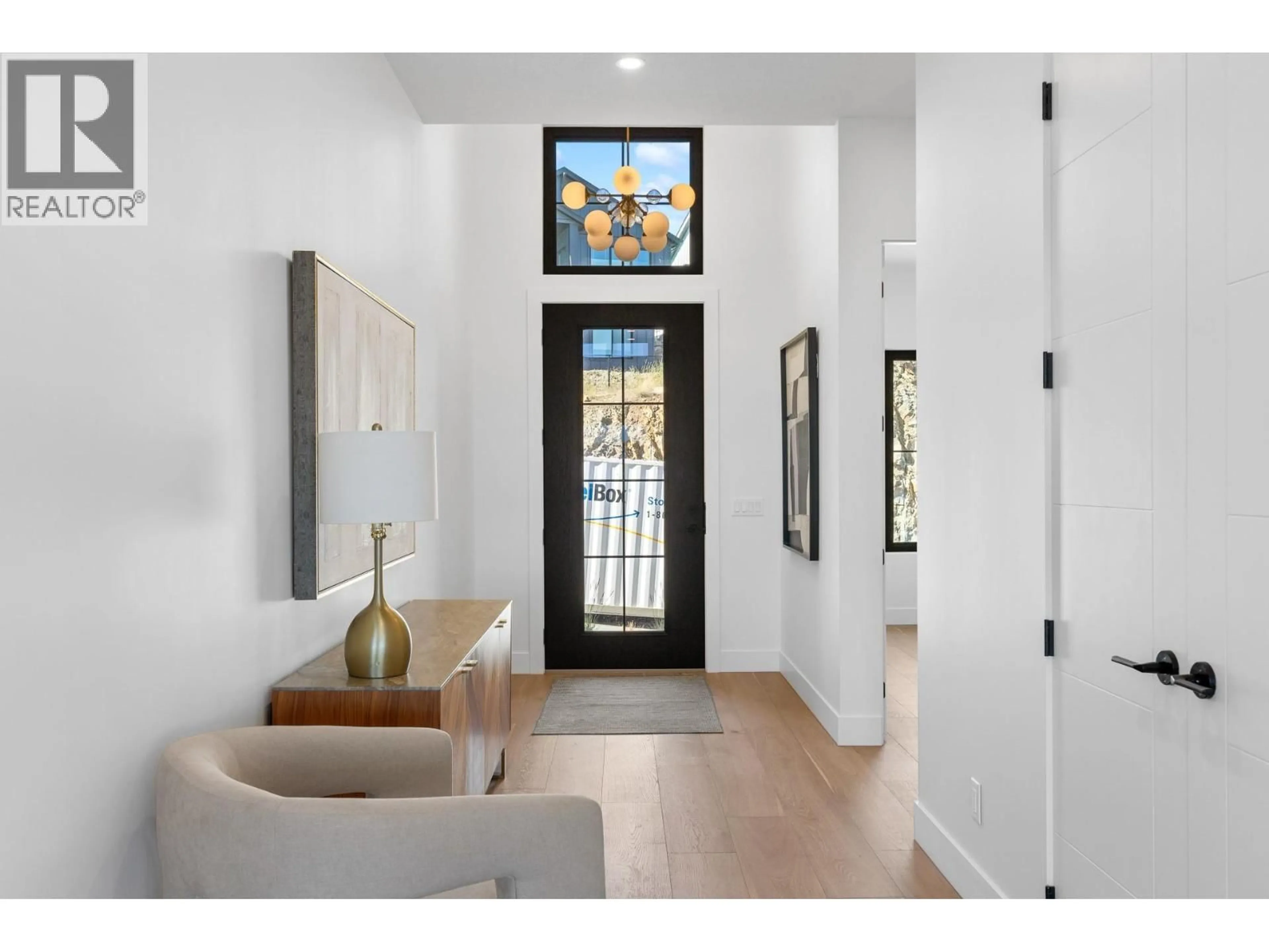 Indoor entryway for 1042 EMSLIE STREET, Kelowna British Columbia V1W0C3
