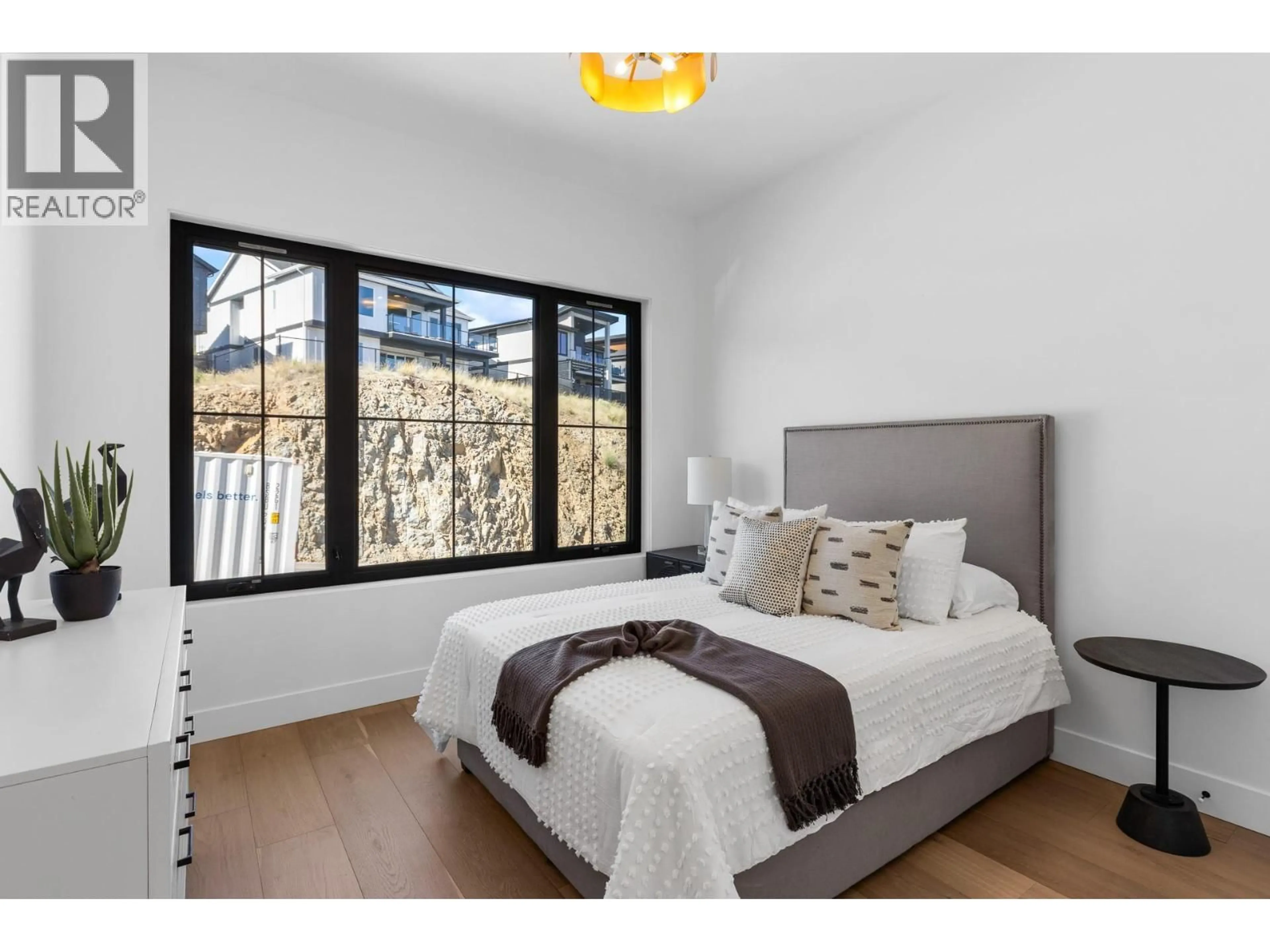 Bedroom with bed, unknown for 1042 EMSLIE STREET, Kelowna British Columbia V1W0C3