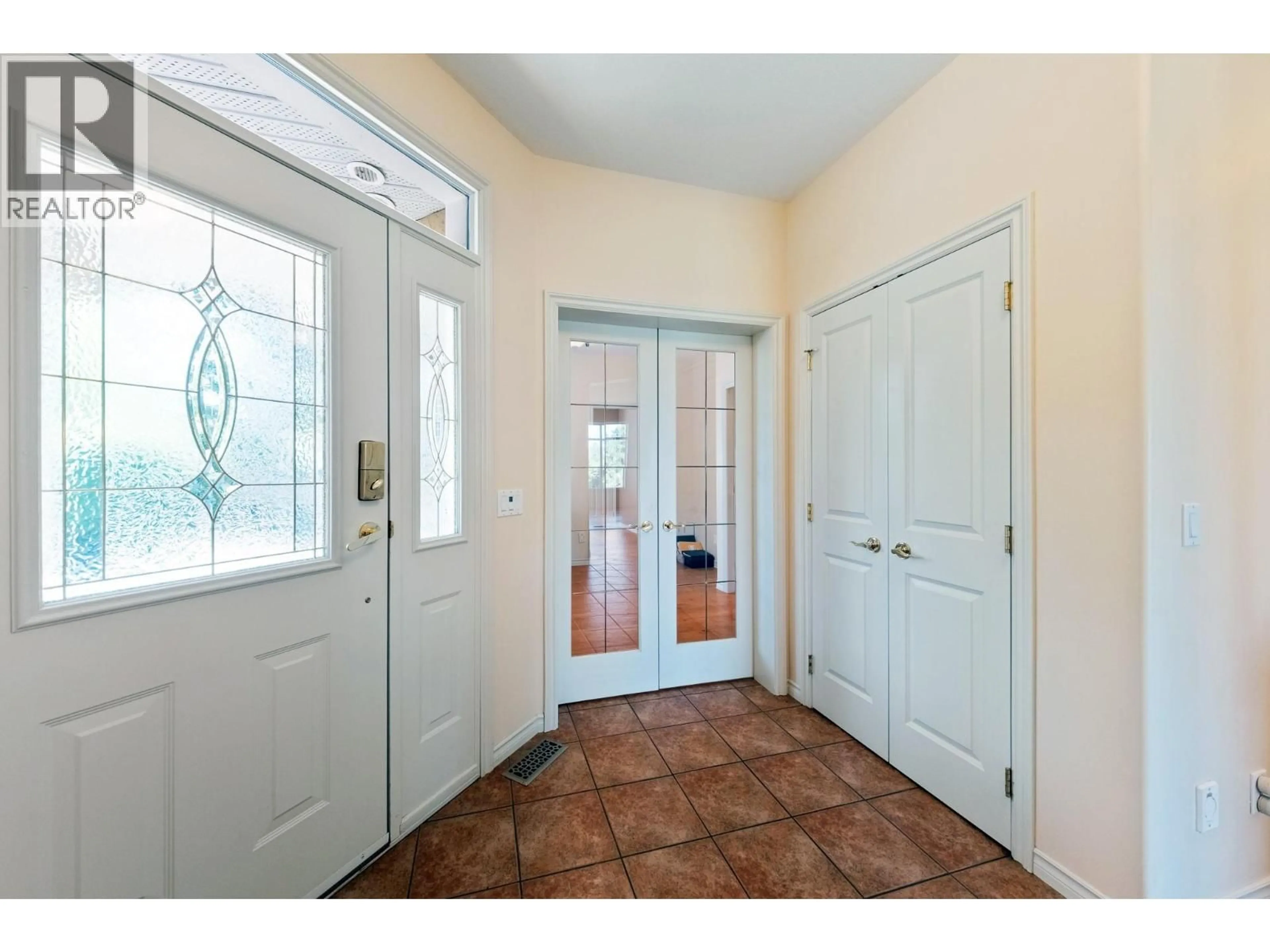Indoor entryway for 6 - 3888 GALLAGHERS PINNACLE WAY, Kelowna British Columbia V1W3Z8