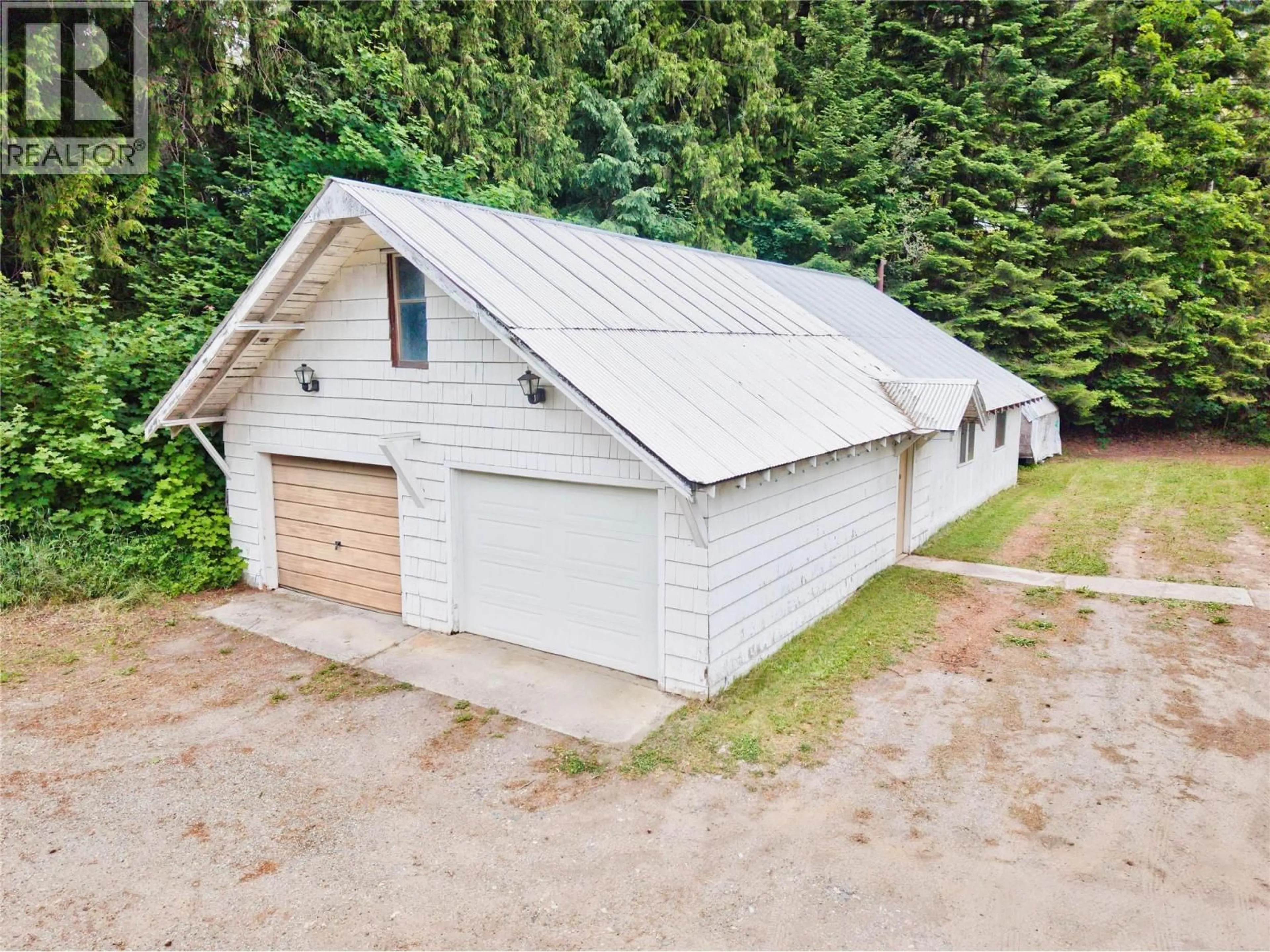 A pic from outside/outdoor area/front of a property/back of a property/a pic from drone, building for 211 MACLURE AVENUE, Salmo British Columbia V0G1Z0