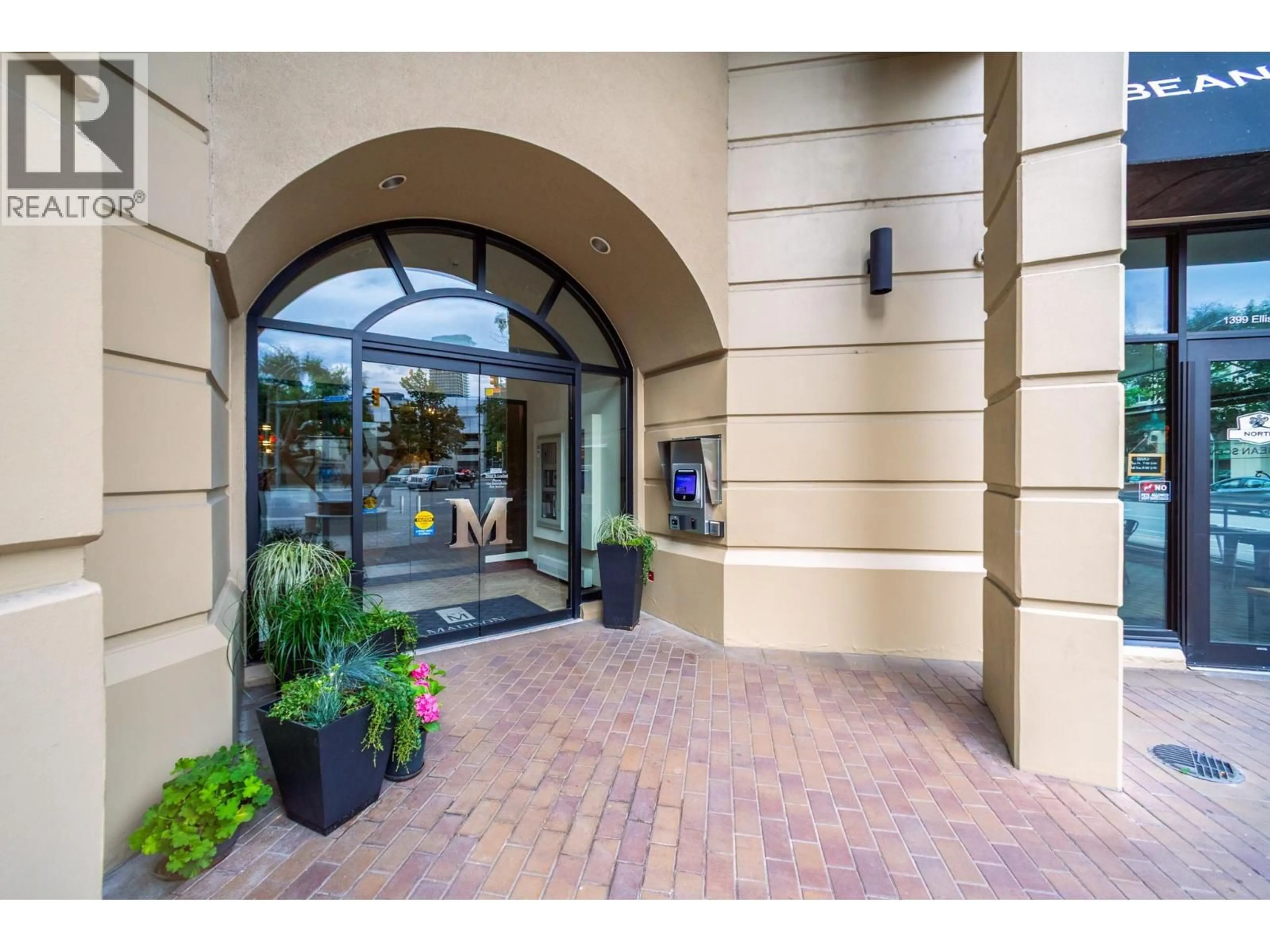 Indoor foyer for 502 - 1395 ELLIS STREET, Kelowna British Columbia V1Y1Z9