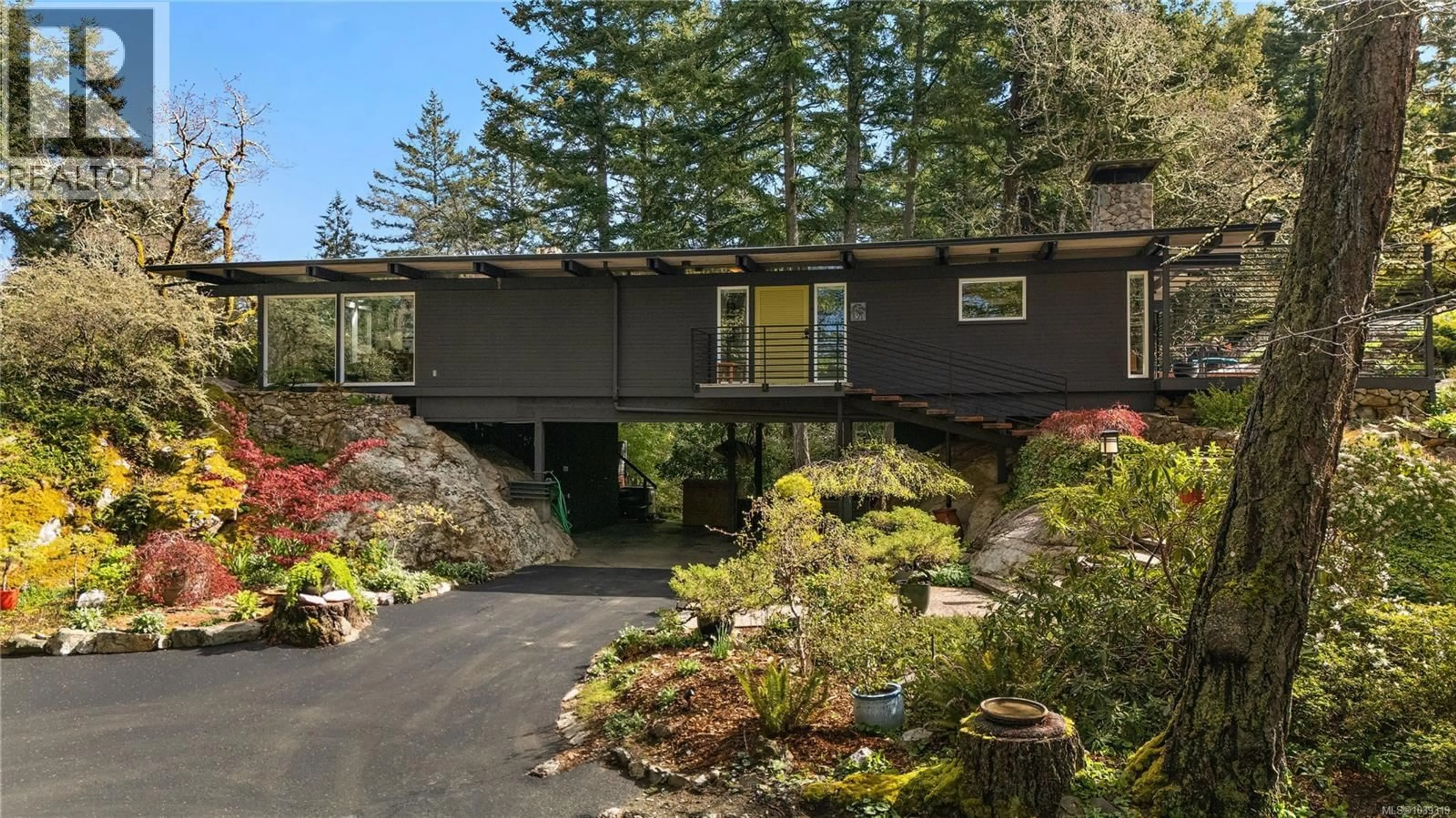 Home with vinyl exterior material, unknown for 4513 EDGEWOOD PLACE, Saanich British Columbia V8X2N8