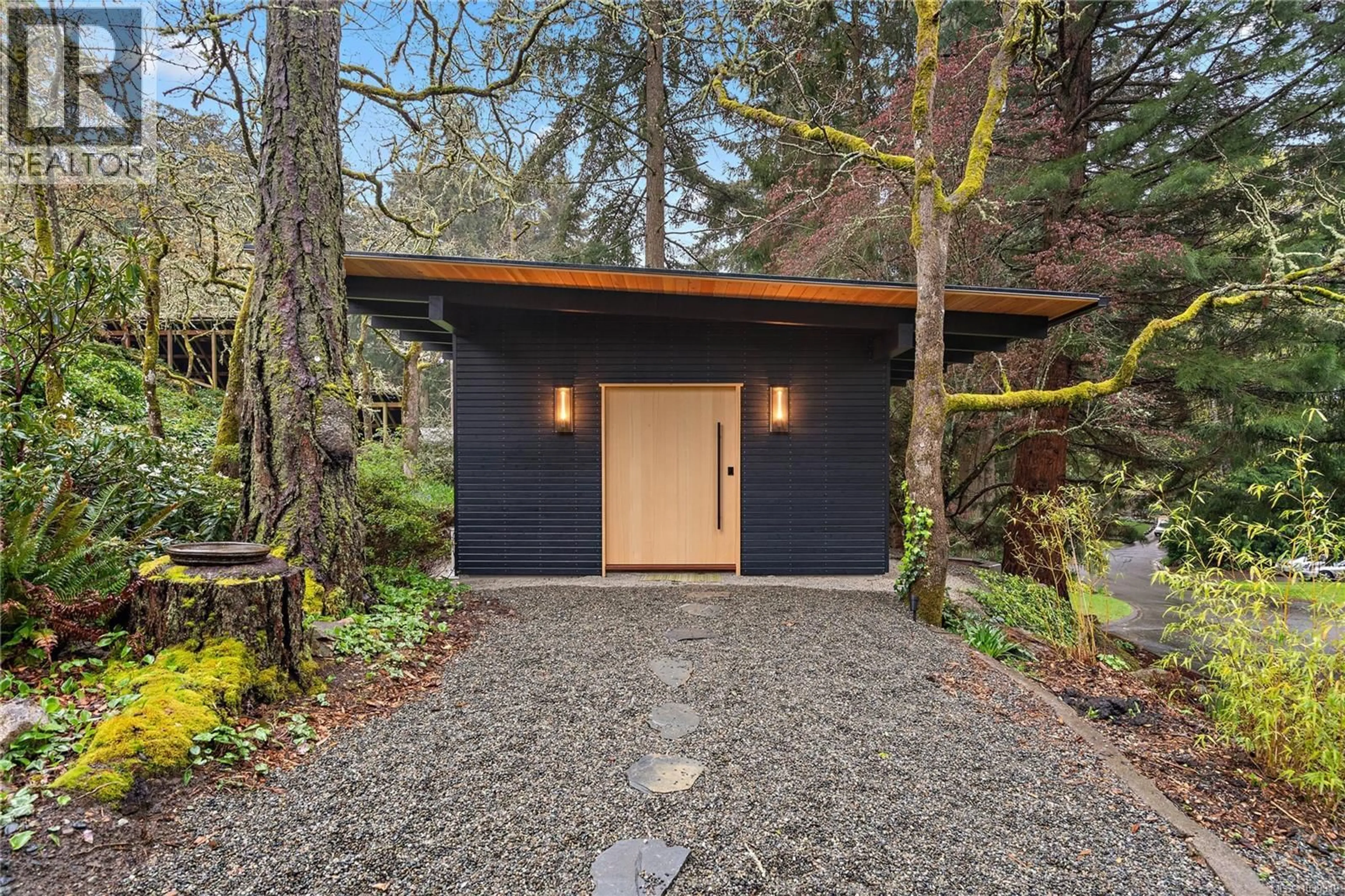 Indoor entryway for 4513 EDGEWOOD PLACE, Saanich British Columbia V8X2N8