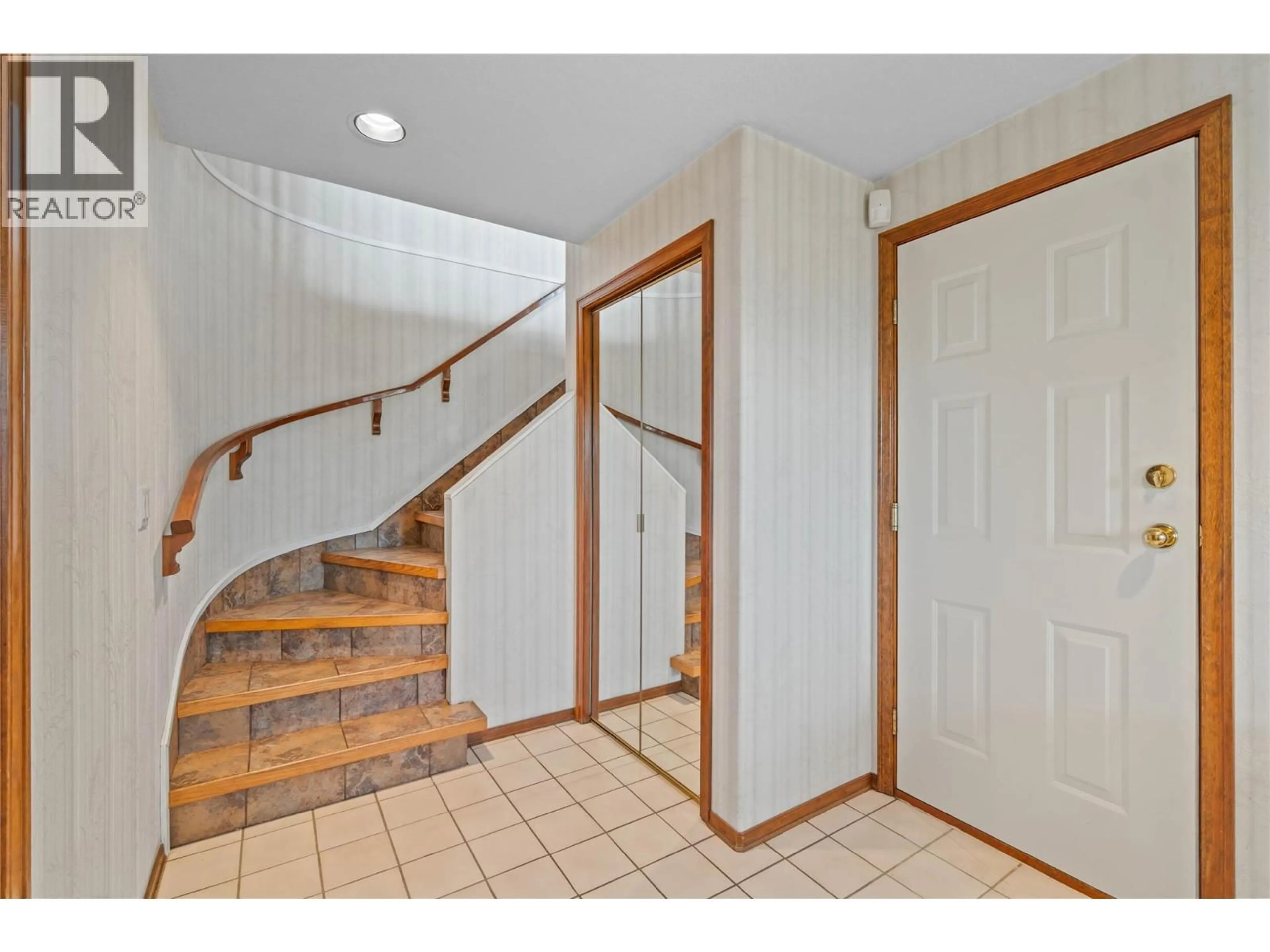 Indoor entryway for 1001 LAUREL PLACE, Kamloops British Columbia V1S1R1