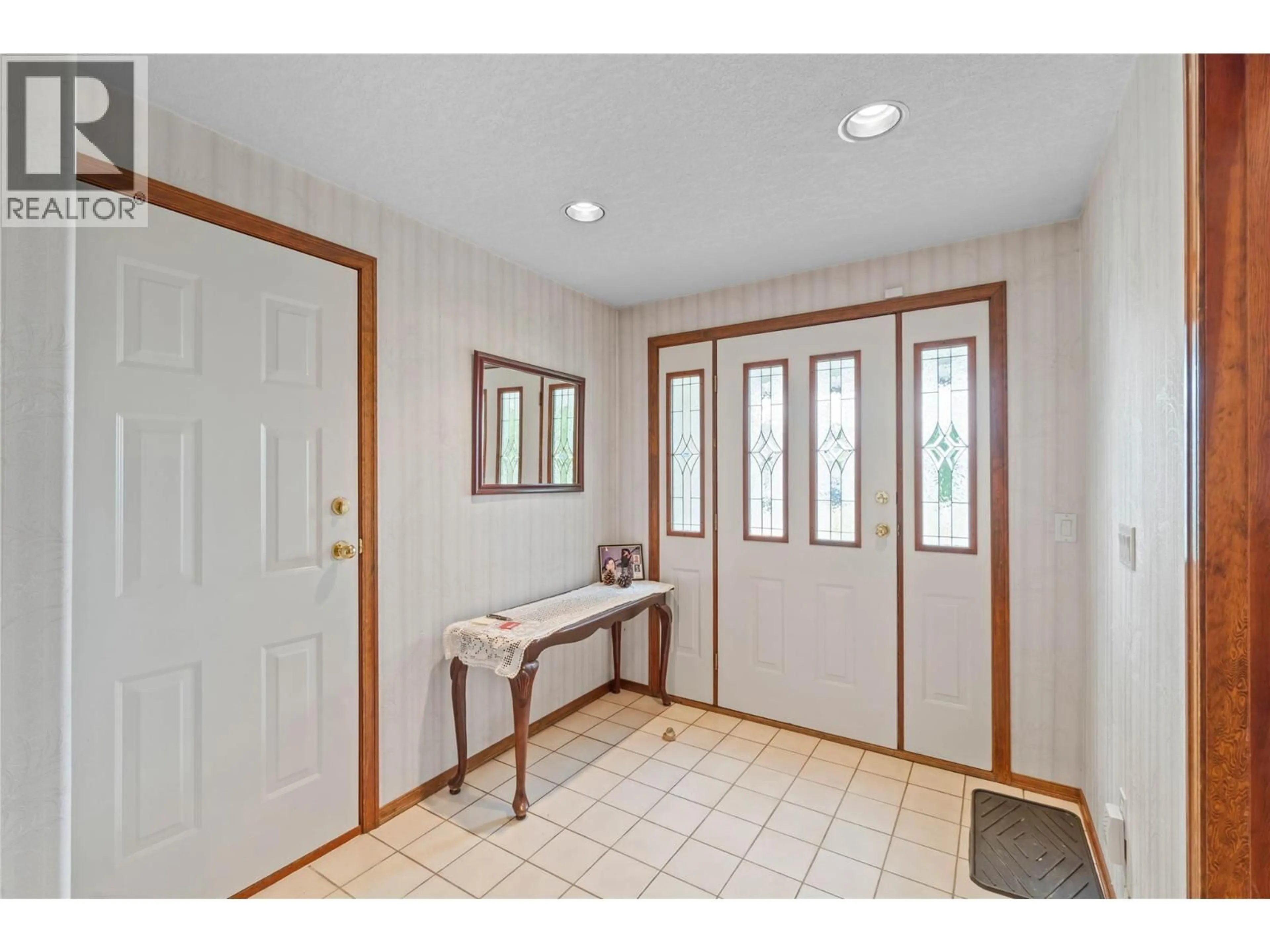 Indoor entryway for 1001 LAUREL PLACE, Kamloops British Columbia V1S1R1