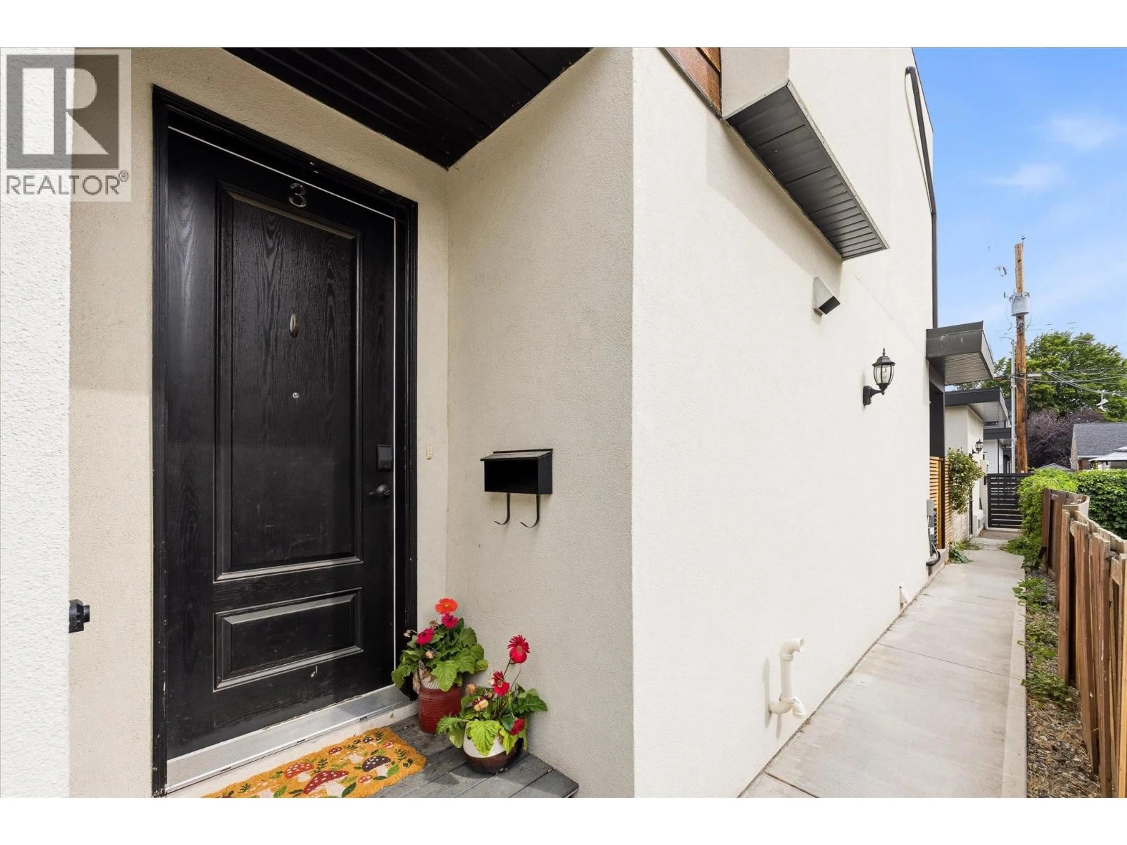 Indoor entryway for 3 - 795 STOCKWELL AVENUE, Kelowna British Columbia V1Y6W1