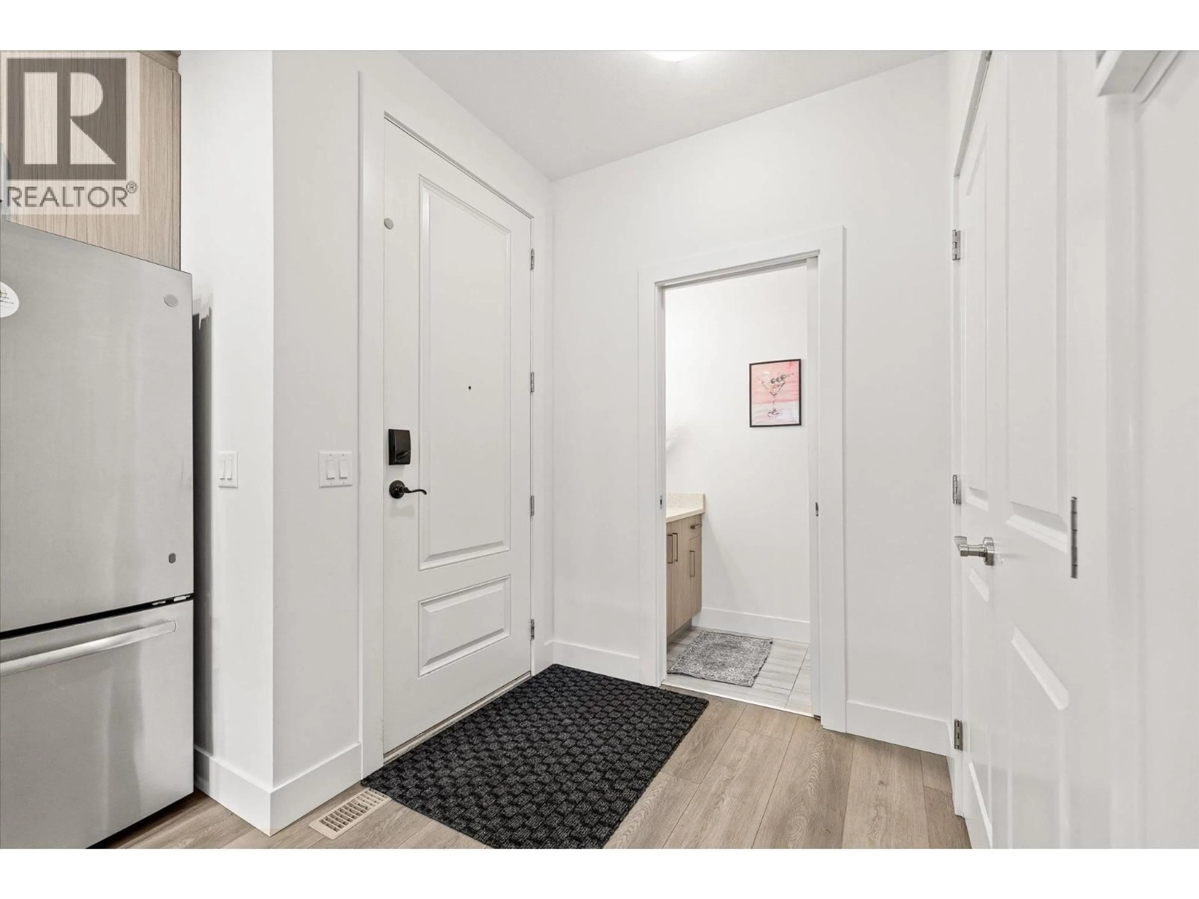 Indoor entryway for 3 - 795 STOCKWELL AVENUE, Kelowna British Columbia V1Y6W1