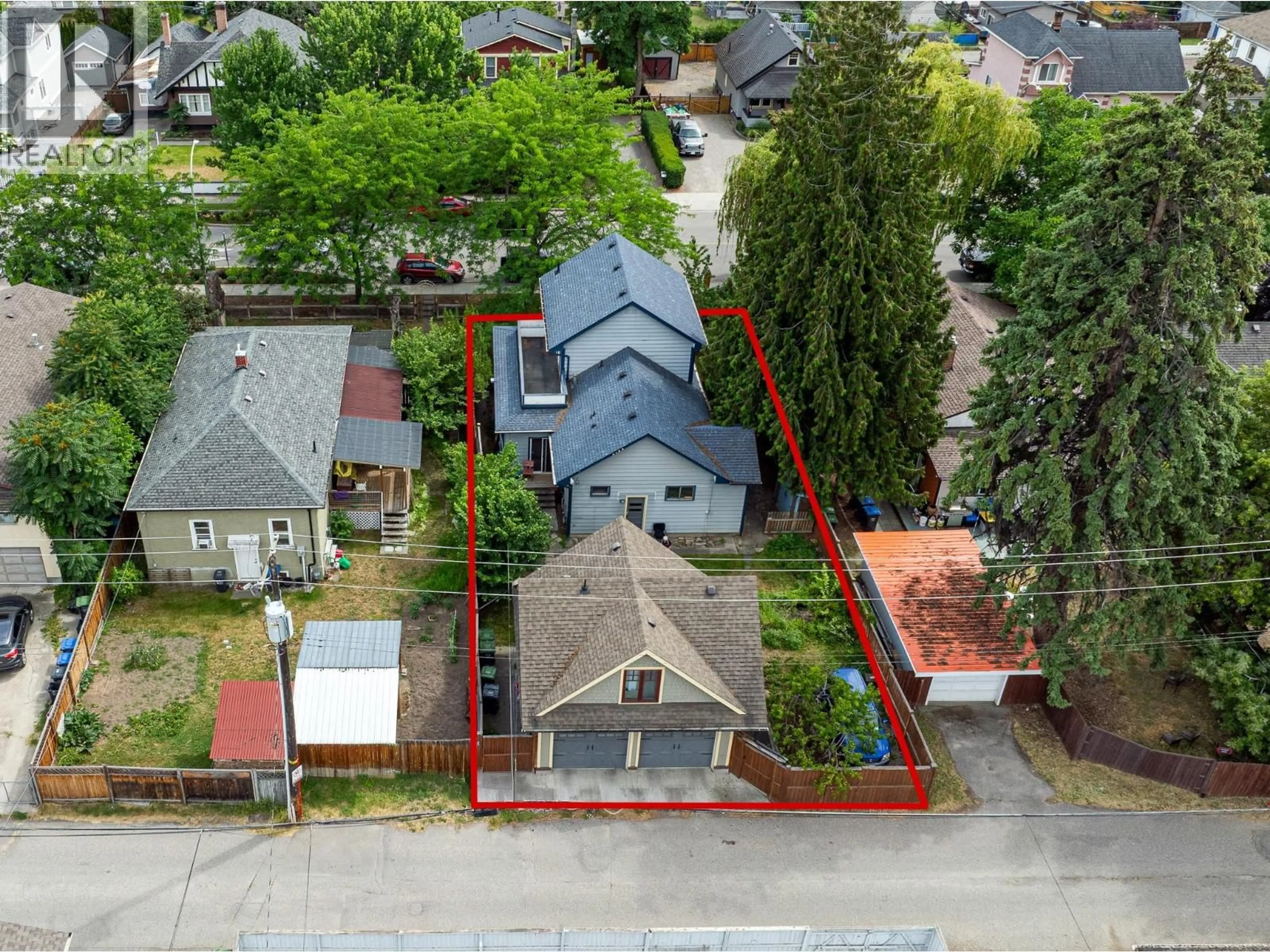 A pic from outside/outdoor area/front of a property/back of a property/a pic from drone, street for 822 LAWRENCE AVENUE, Kelowna British Columbia V1Y6L9