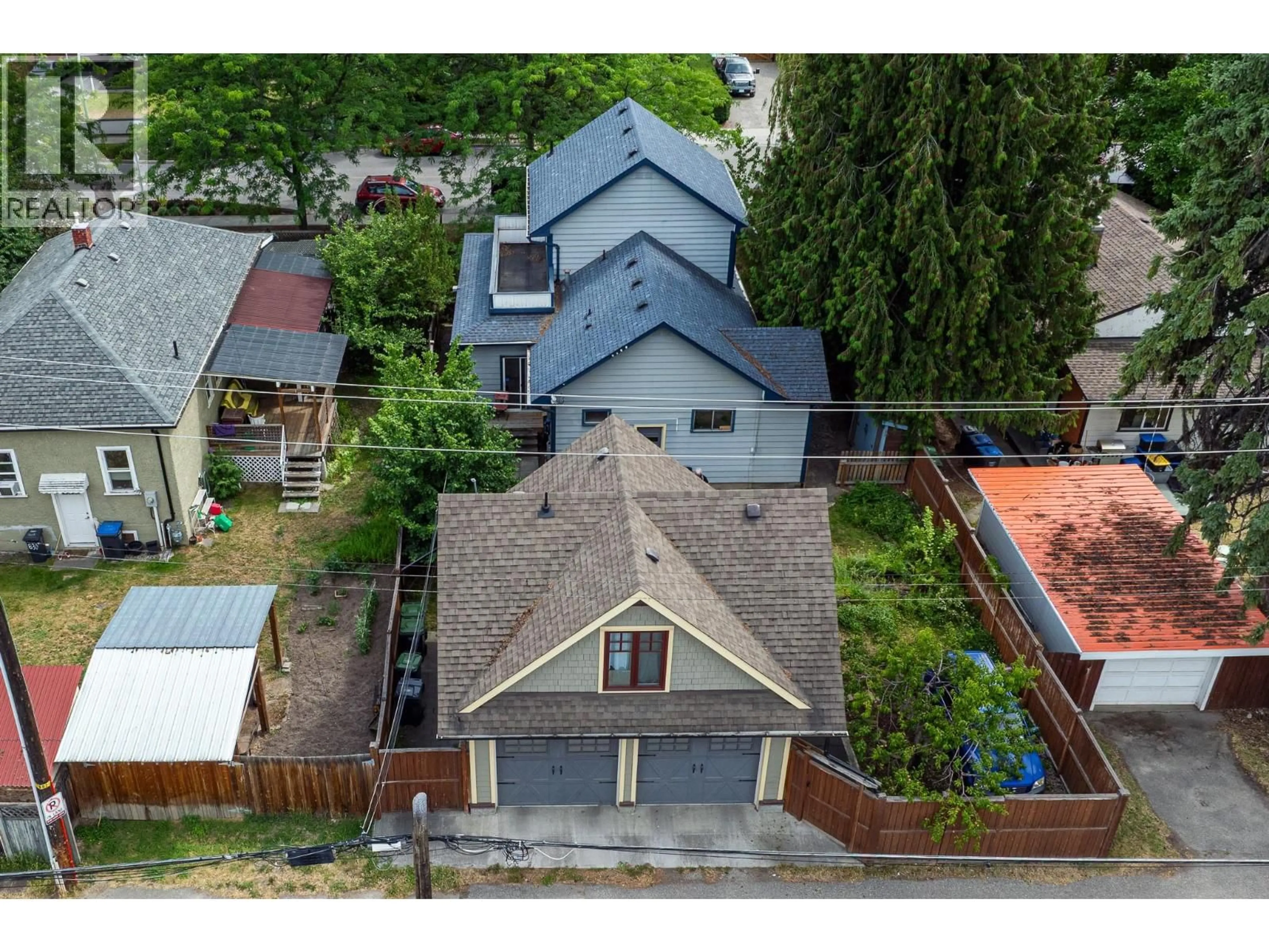 A pic from outside/outdoor area/front of a property/back of a property/a pic from drone, street for 822 LAWRENCE AVENUE, Kelowna British Columbia V1Y6L9