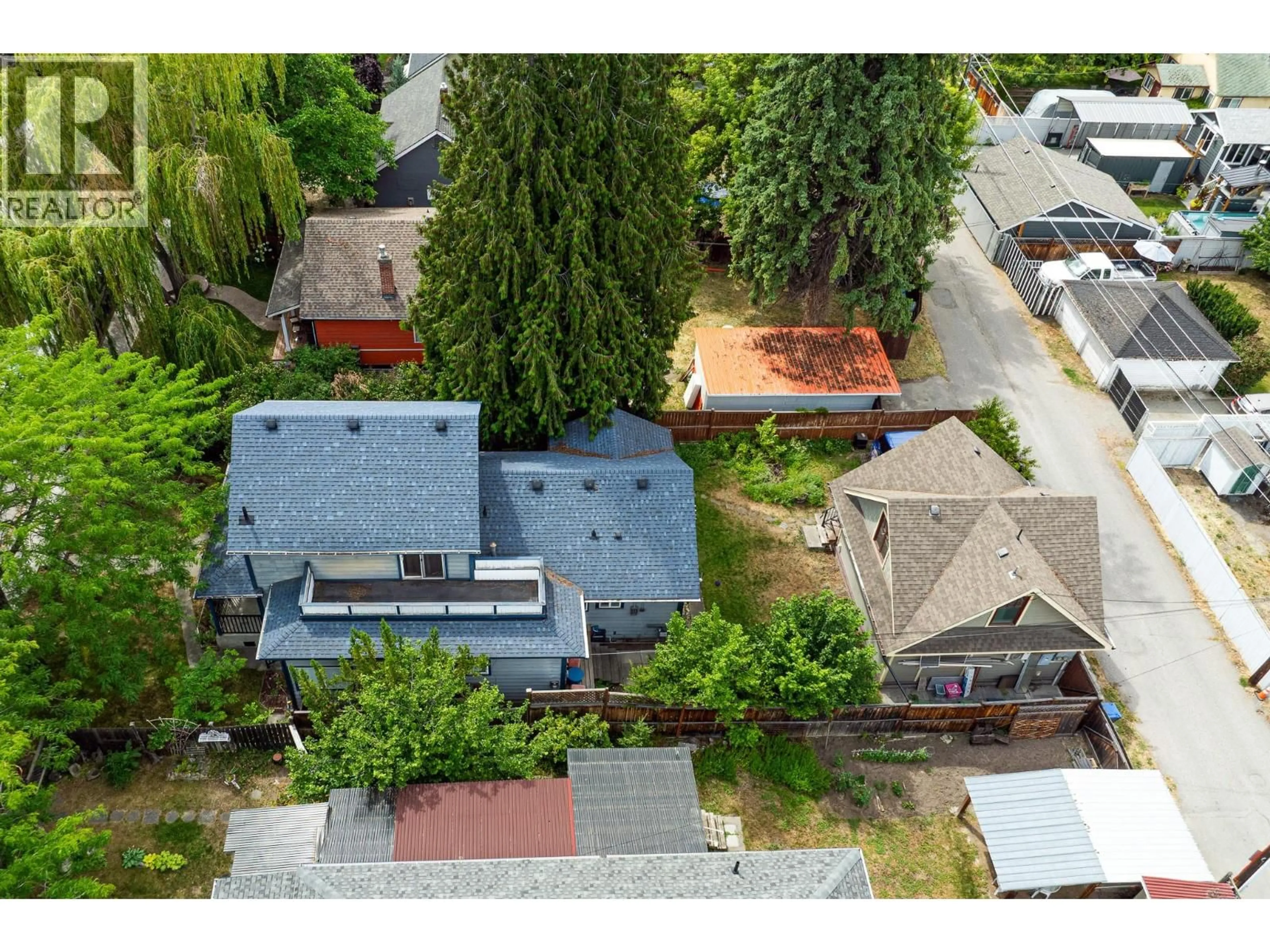 A pic from outside/outdoor area/front of a property/back of a property/a pic from drone, street for 822 LAWRENCE AVENUE, Kelowna British Columbia V1Y6L9