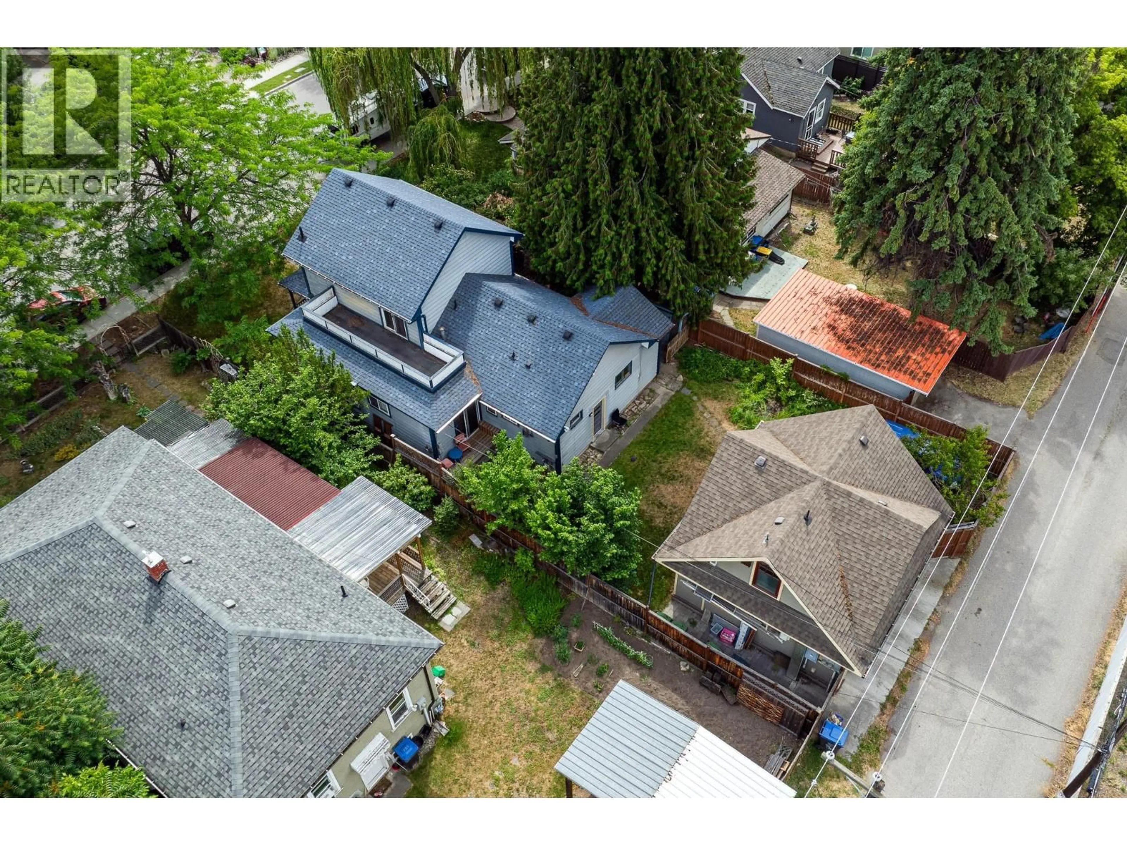 A pic from outside/outdoor area/front of a property/back of a property/a pic from drone, street for 822 LAWRENCE AVENUE, Kelowna British Columbia V1Y6L9