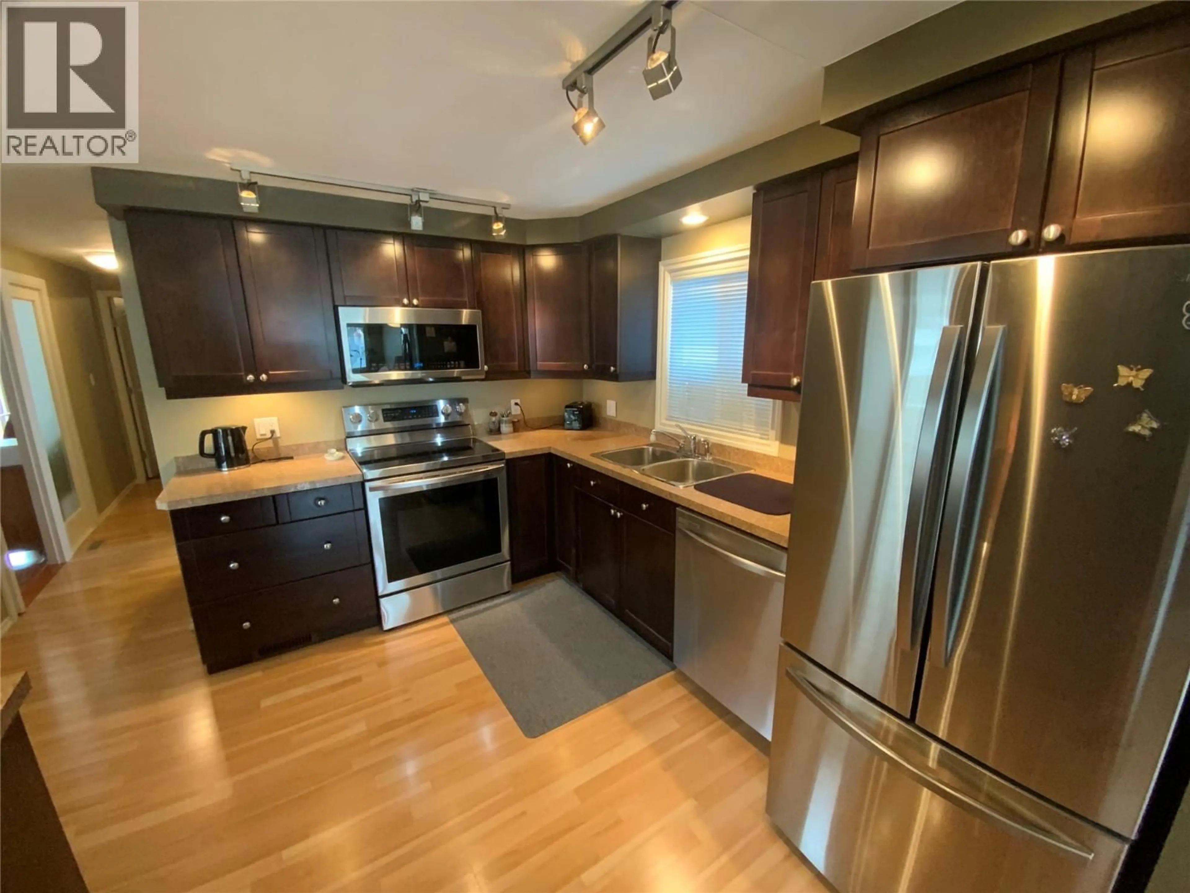 Open concept kitchen, wood/laminate floor for 106 - 3105 SOUTH MAIN STREET, Penticton British Columbia V2A7H1