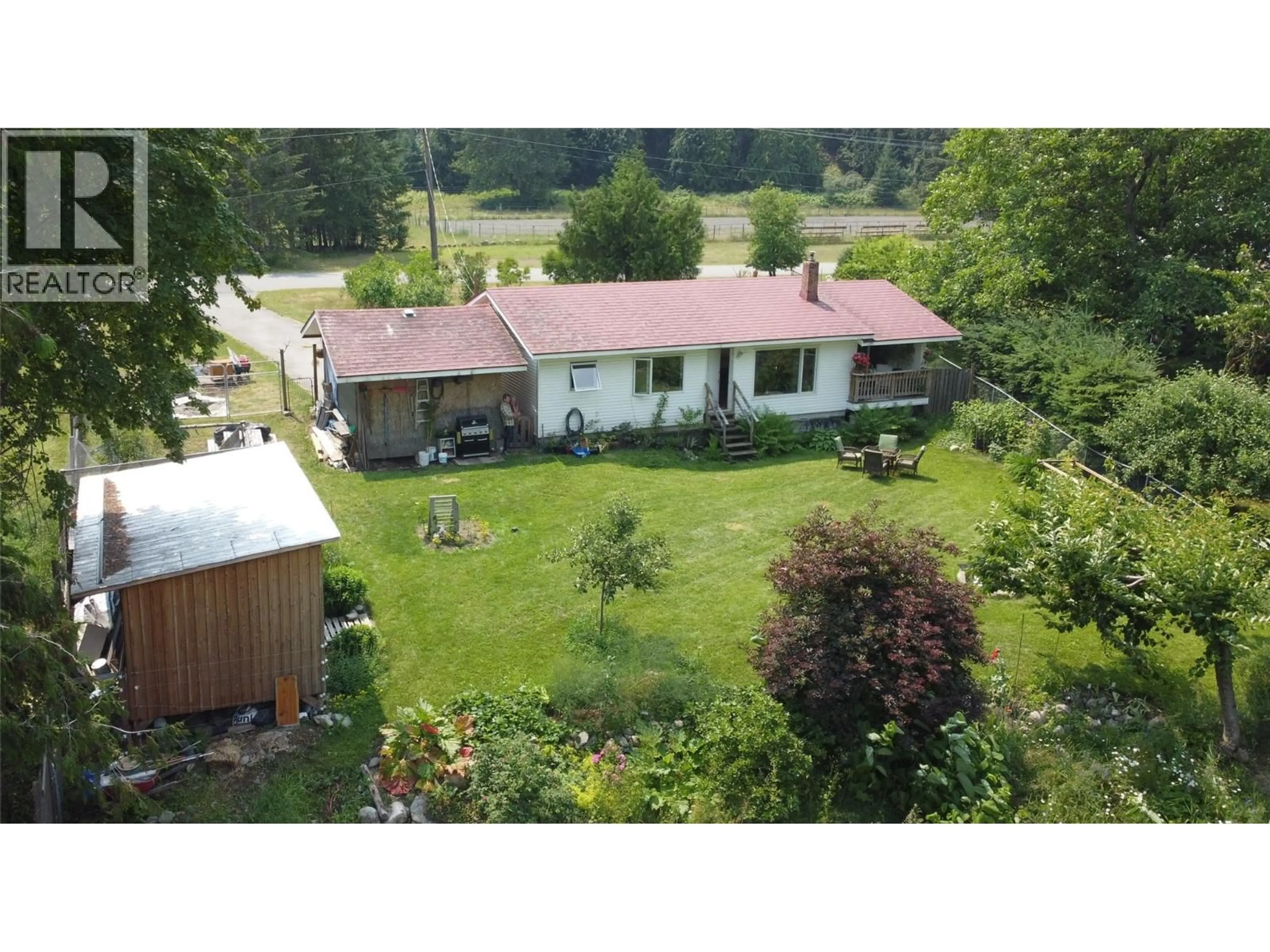 A pic from outside/outdoor area/front of a property/back of a property/a pic from drone, unknown for 550 ARENA AVENUE, Kaslo British Columbia V0G1M0