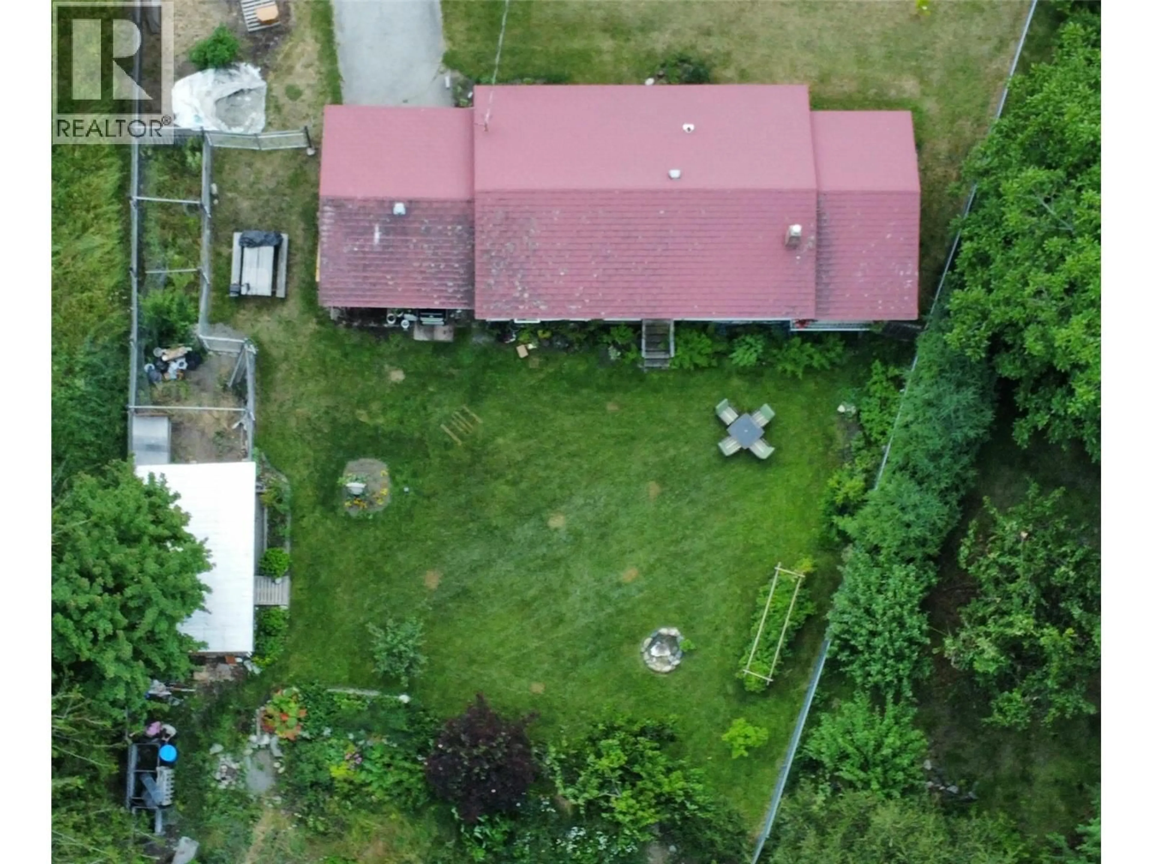 A pic from outside/outdoor area/front of a property/back of a property/a pic from drone, unknown for 550 ARENA AVENUE, Kaslo British Columbia V0G1M0