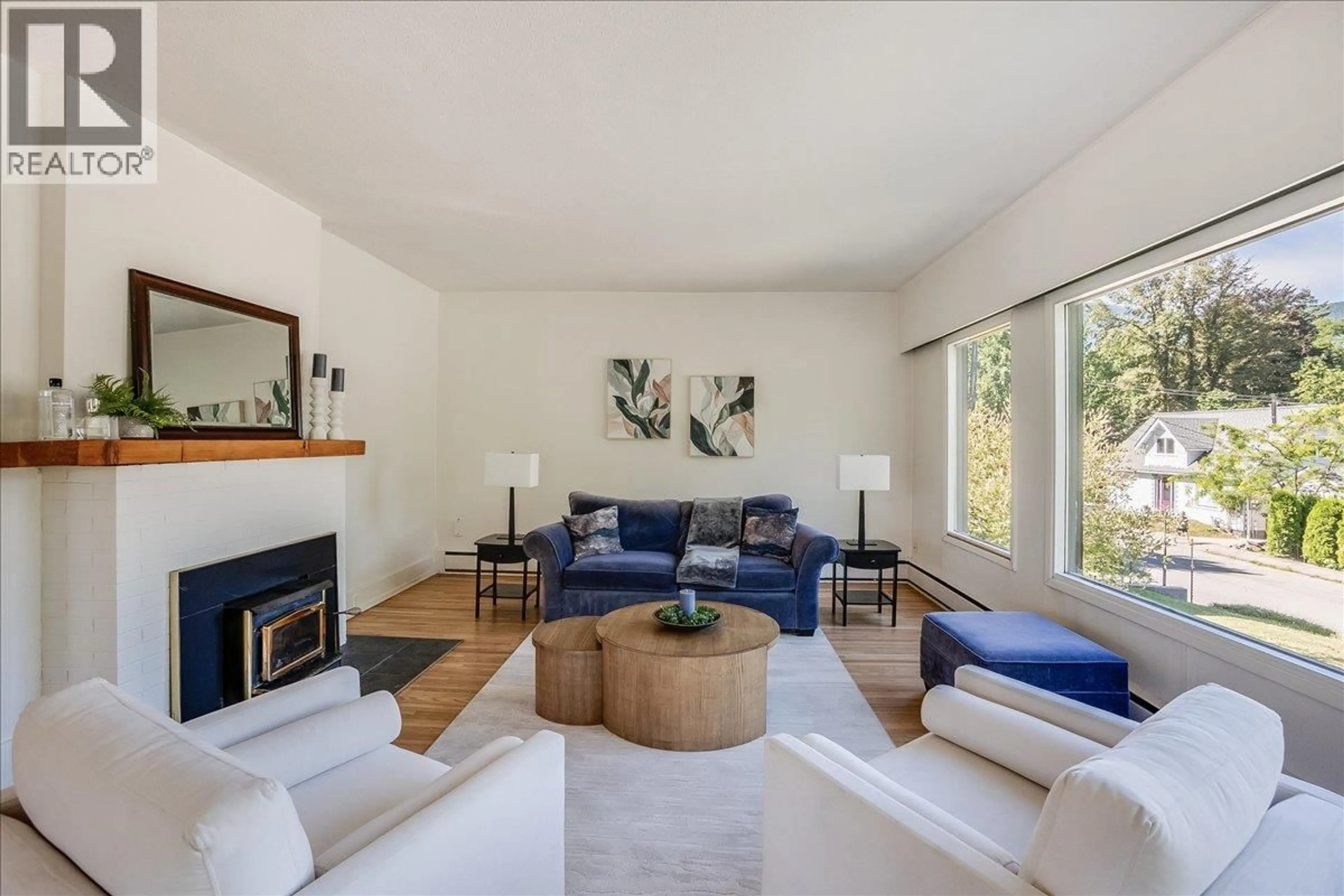 Living room with furniture, unknown for 422 MAPLE STREET, Nelson British Columbia V1L2J5
