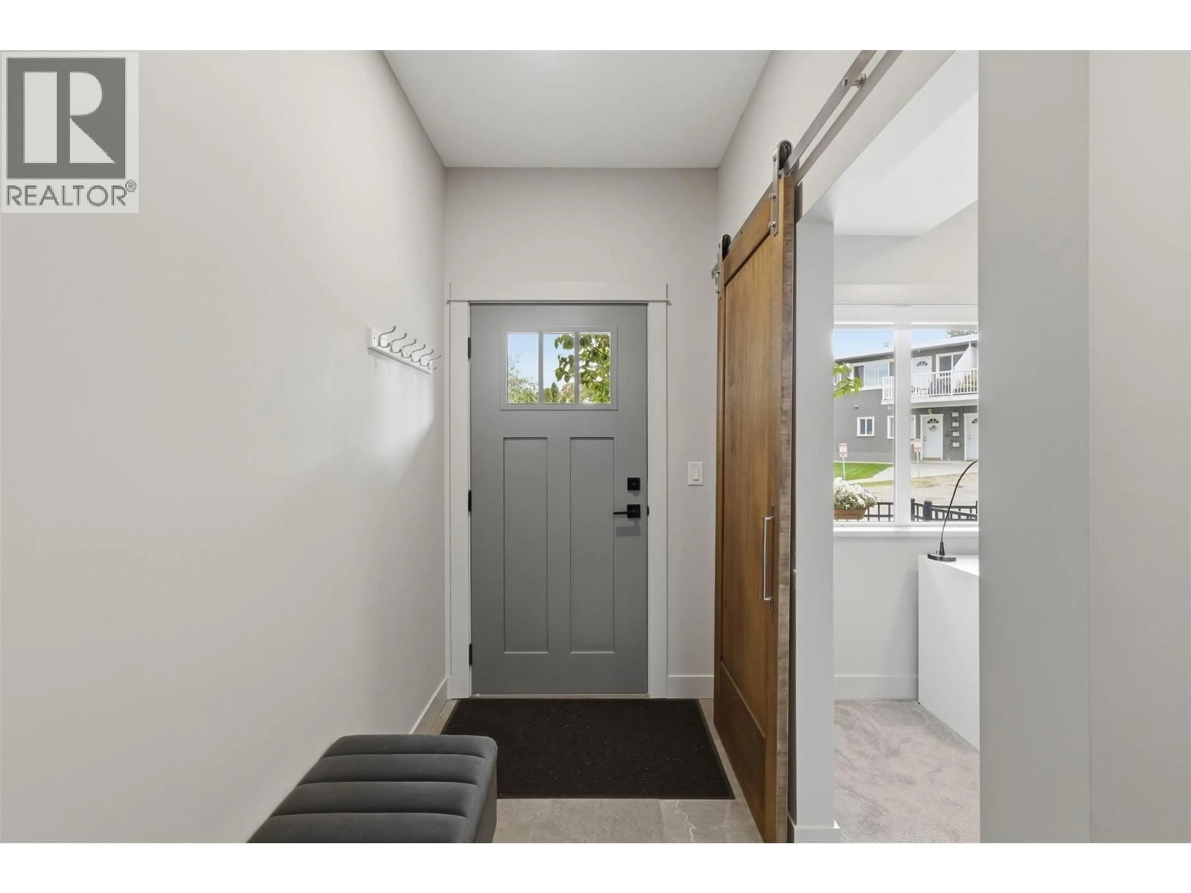 Indoor entryway for 118 - 1393 9TH AVENUE, Kamloops British Columbia V2C3X6