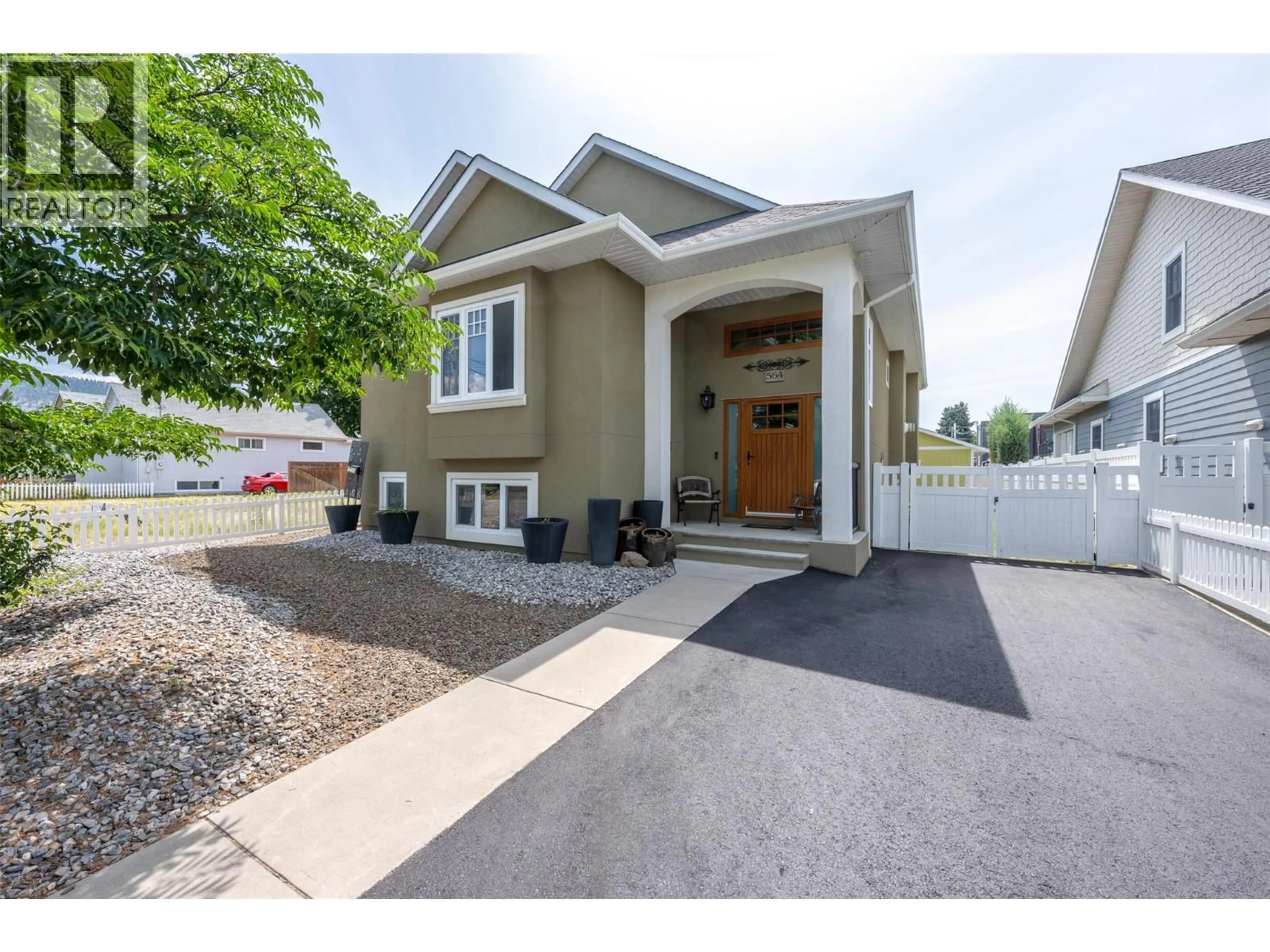 Home with vinyl exterior material, street for 564 ALEXANDER AVENUE, Penticton British Columbia V2A1E5